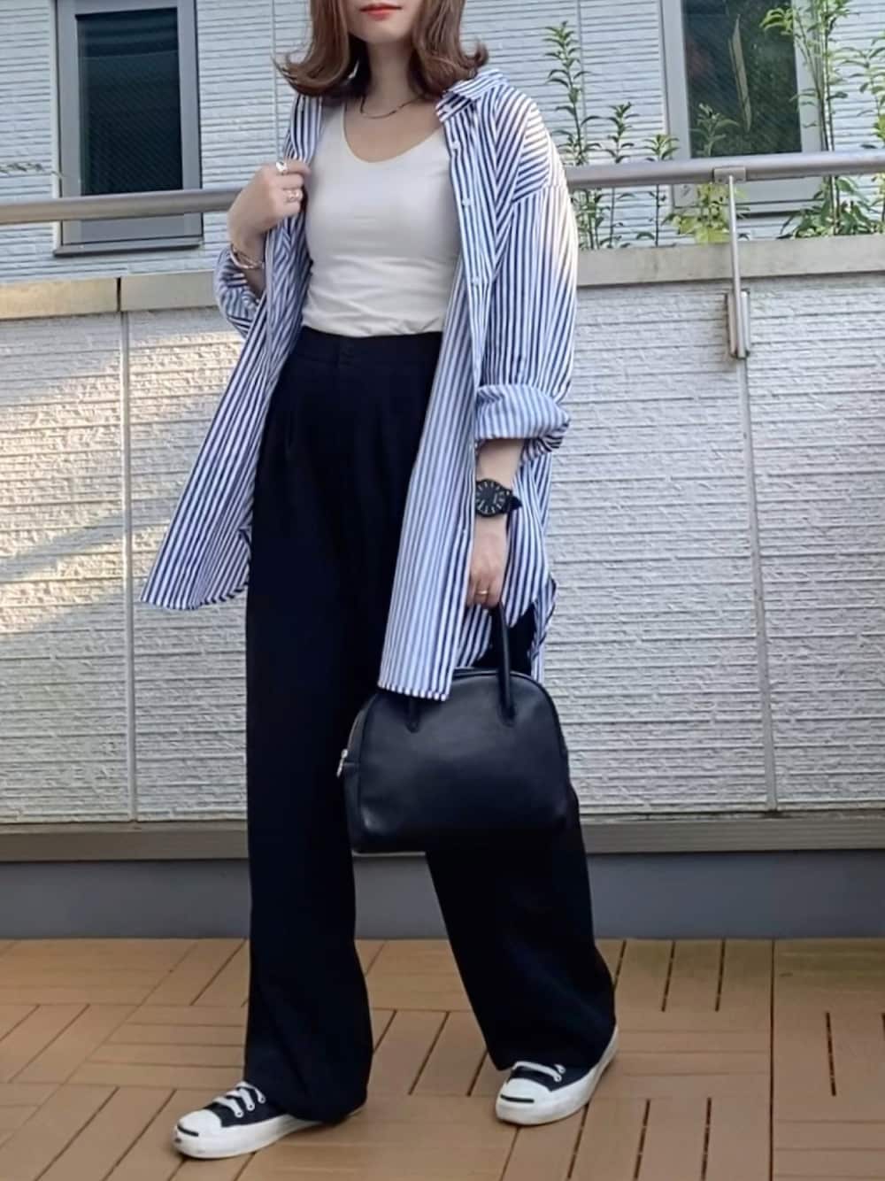 その他のシャツ/ブラウス、ブラック系のスラックス、ブラック系のバッグを着用したレディースの秋コーディネートの1枚目の写真