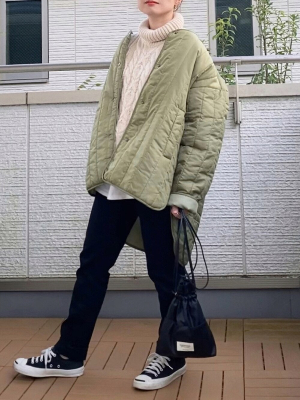 「dholic、タートルネック、大人カジュアル、キルティングジャケット、低身長、SOMETHING、chacocloset」｜「Chaco closetのオーバーサイズキルティングサイドスリットリバーシブルノーカラーコート 2021WINTER（ノーカラージャケット、グリーン系）」を使った、Kay-teeeさん（レディース・150cm）の秋コーディネートの1枚目の写真