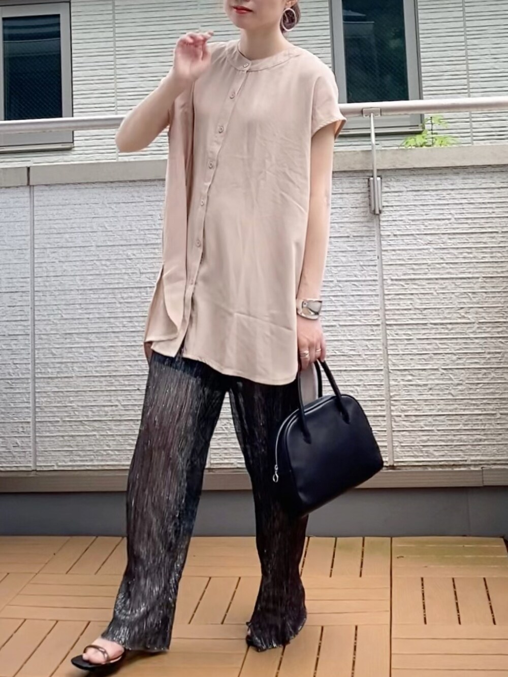 ベージュ系のシャツ/ブラウス、シルバー系のその他パンツ、ブラック系のバッグを着用したレディースの夏コーディネートの1枚目の写真