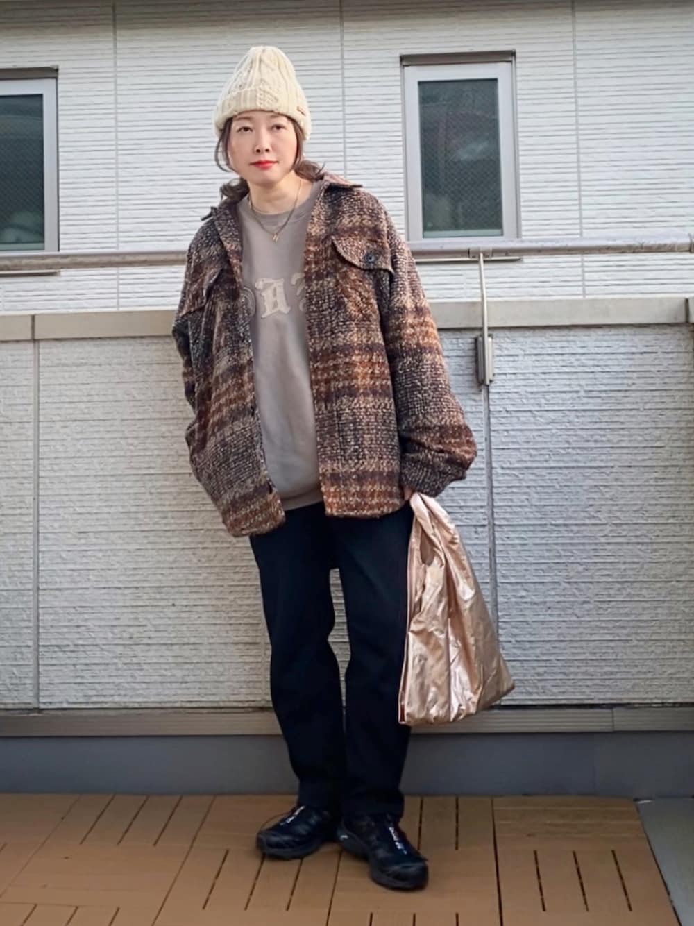 ブラウン系のジャケット/アウター、ベージュ系のトップス、ブラック系のその他パンツを着用したレディースの冬コーディネートの1枚目の写真