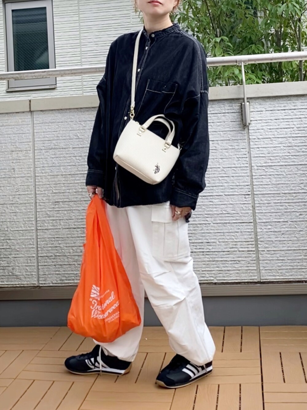 「PR、USポロ、デニムシャツ、カーゴパンツ、ミニバッグ、ショルダーバッグ、スニーカー、秋服まるっと大公開、大人カジュアル、低身長」｜「hunchの【WEB限定/別注】デニムオーバーサイズシャツ（シャツ/ブラウス、ブラック系）」を使った、Kay-teeeさん（レディース・150cm）の秋コーディネートの1枚目の写真