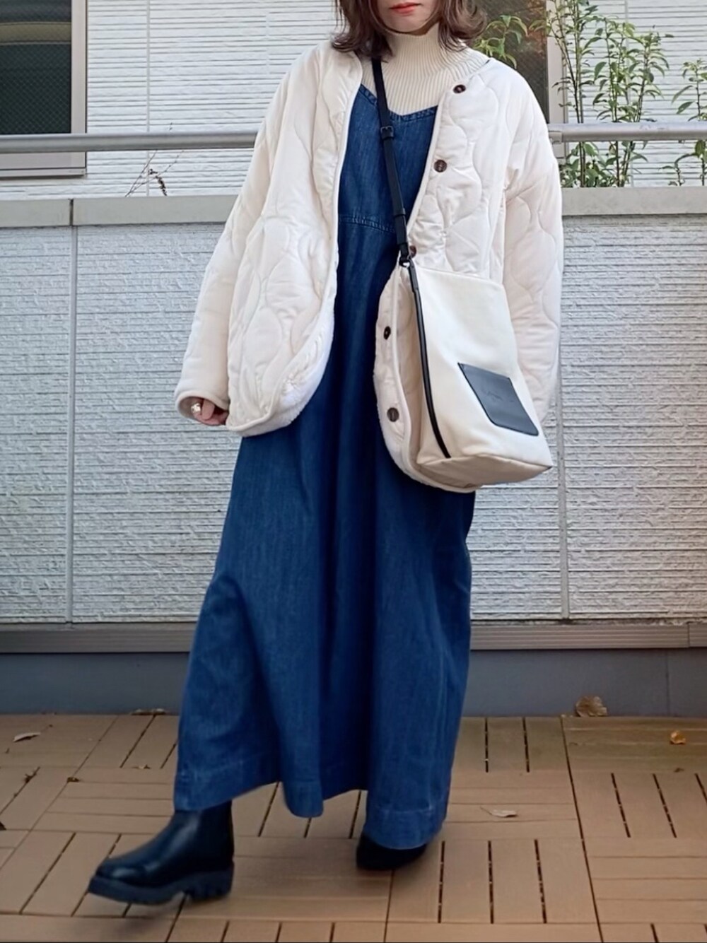 「サロペット、LEE、大人カジュアル、ジャンパースカート、キルティングジャケット、低身長、agnes b.、ECRIRE、エクリール」｜「ECRIREの【miho.a.nicoコラボ】キルティングジャケット（ノーカラージャケット、ホワイト系）」を使った、Kay-teeeさん（レディース・150cm）の秋コーディネートの1枚目の写真
