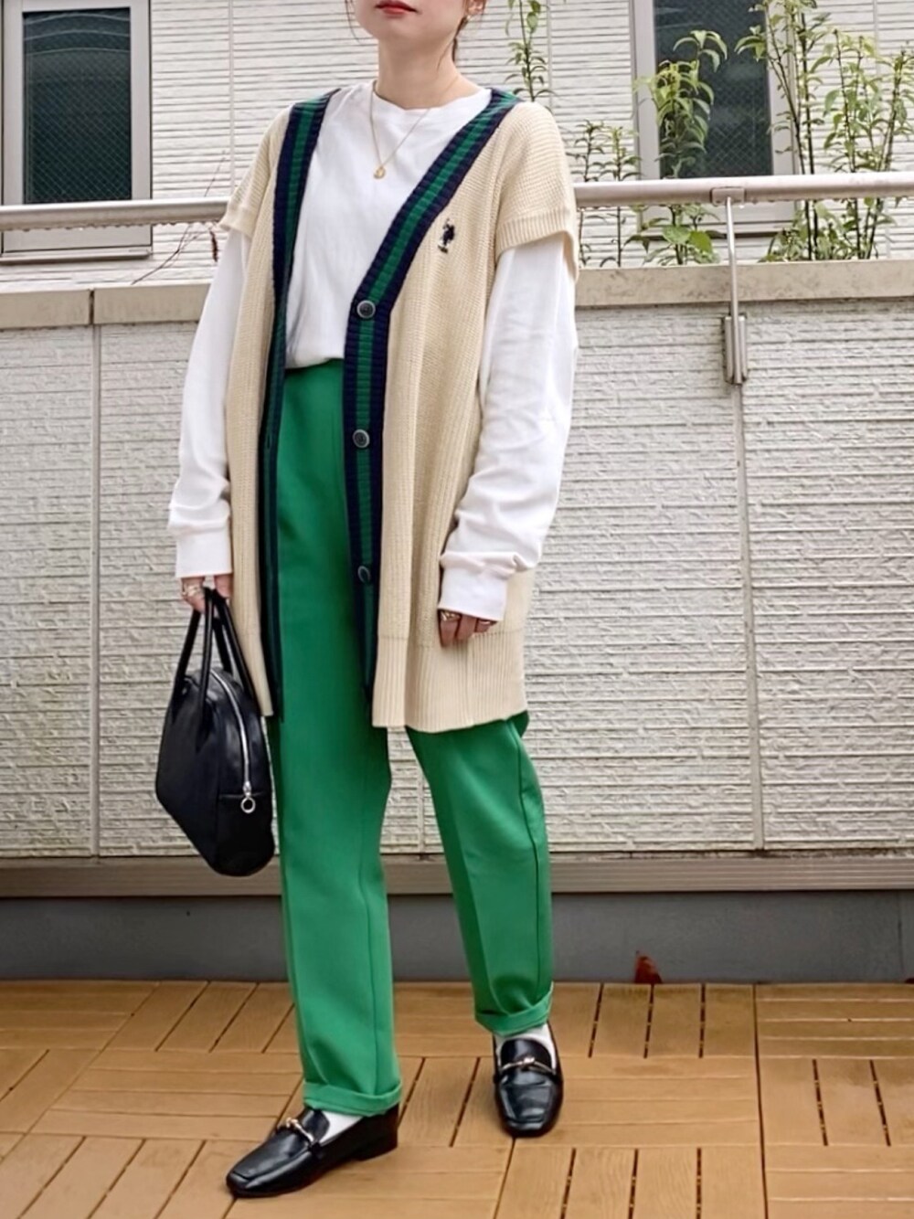 ホワイト系のベスト、ホワイト系のTシャツ/カットソー、グリーン系のその他パンツを着用したレディースの春コーディネートの1枚目の写真