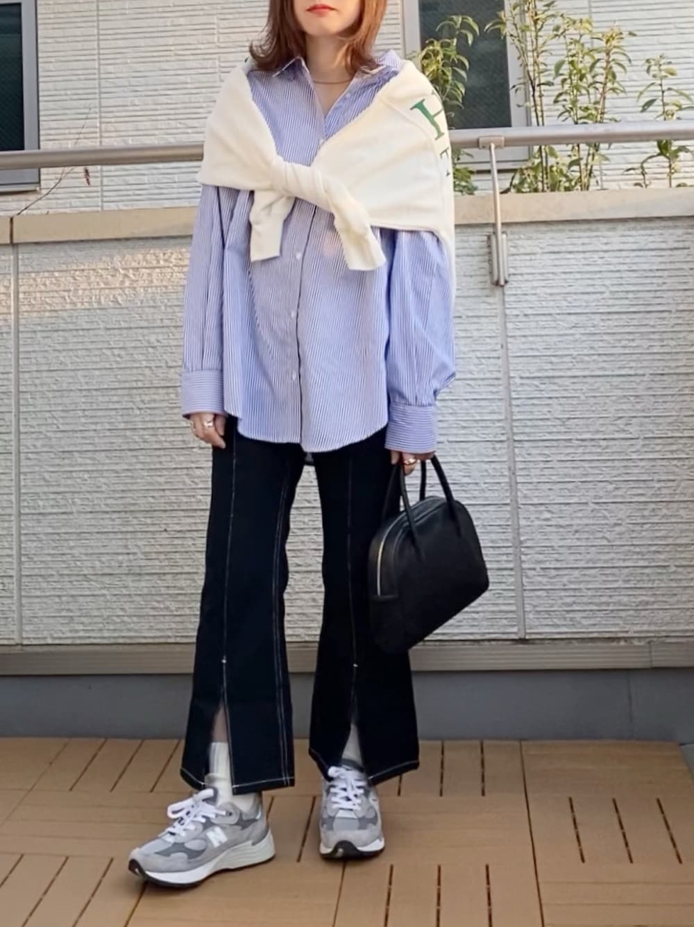 ブルー系のシャツ/ブラウス、ホワイト系のTシャツ/カットソー、ブラック系のデニムパンツを着用したレディースの春コーディネートの1枚目の写真