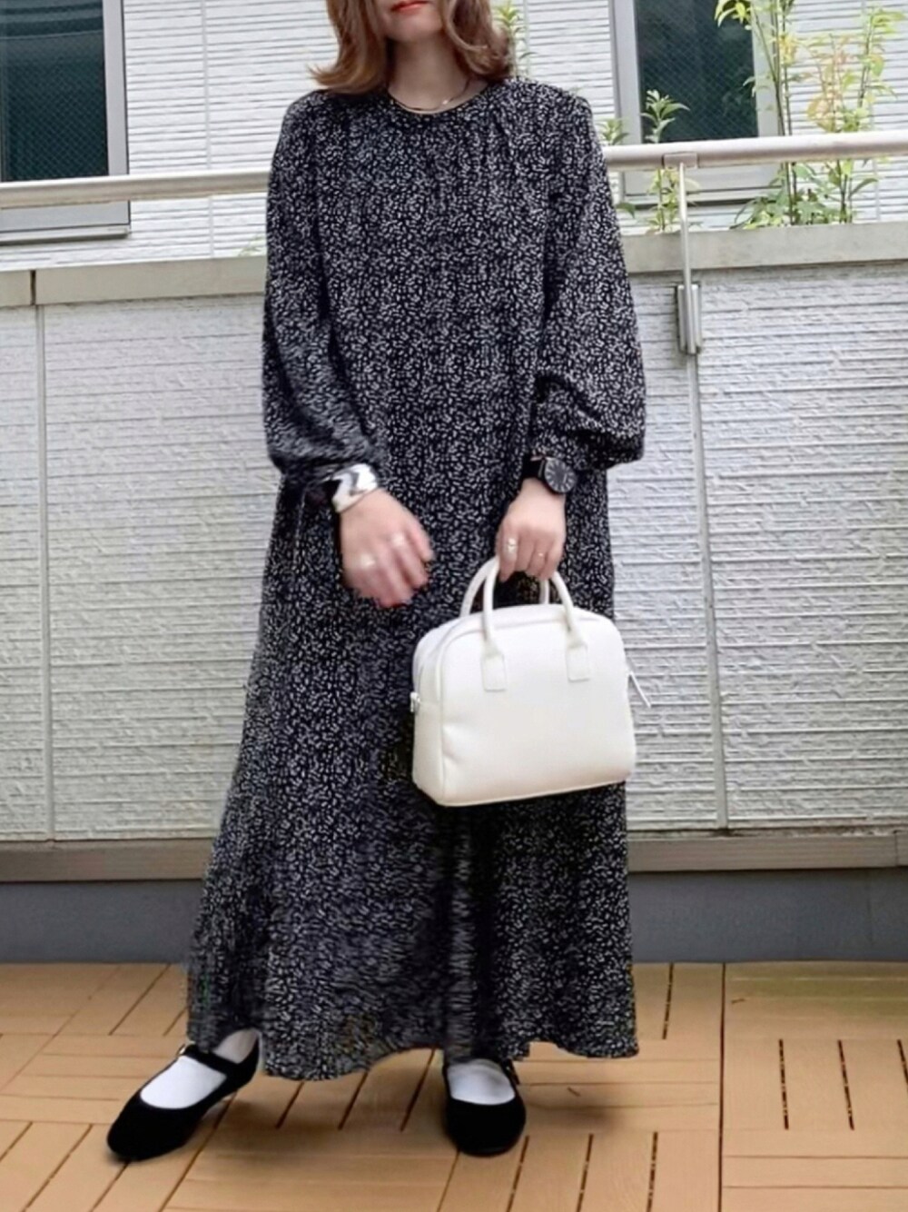 「La-gemme、SENSEOFPLACE、welleg、花柄ワンピース、カンフーシューズ、モノトーン、大人カジュアル、低身長」｜「La-gemmeのバルーンスリーブワンピース（ワンピース、ブラック系）」を使った、Kay-teeeさん（レディース・150cm）の秋コーディネートの1枚目の写真