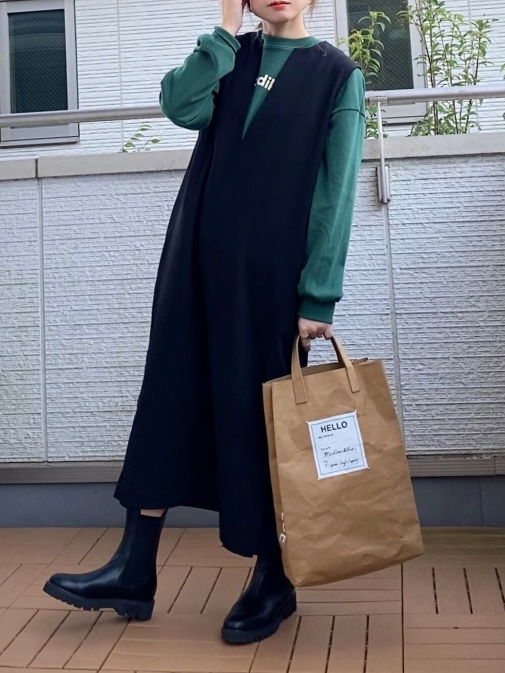 「dholic、大人カジュアル、サイドゴアブーツ、ジャンパースカート、ロゴスウェット、FORK&SPOON、低身長、RODE SKO」｜「DHOLIC STYLEの[ontheriver] Nordikルーズスウェット（スウェット、グリーン系）」を使った、Kay-teeeさん（レディース・150cm）の秋コーディネートの1枚目の写真