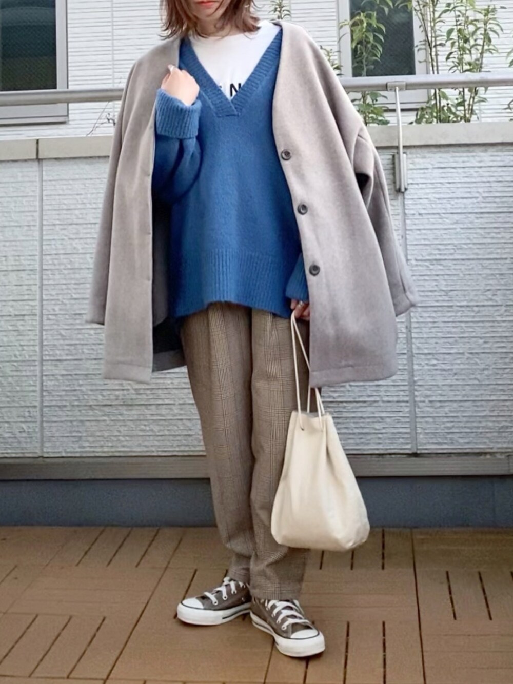 「Chillfar、ノーカラーコート、チェック柄に恋してる、Vネックニット、カラーニット、クリスマスに着たい服、大人カジュアル、低身長」｜「ANGIEのノーカラーミドルコクーンコート（ノーカラーコート、ベージュ系）」を使った、Kay-teeeさん（レディース・150cm）の冬コーディネートの1枚目の写真