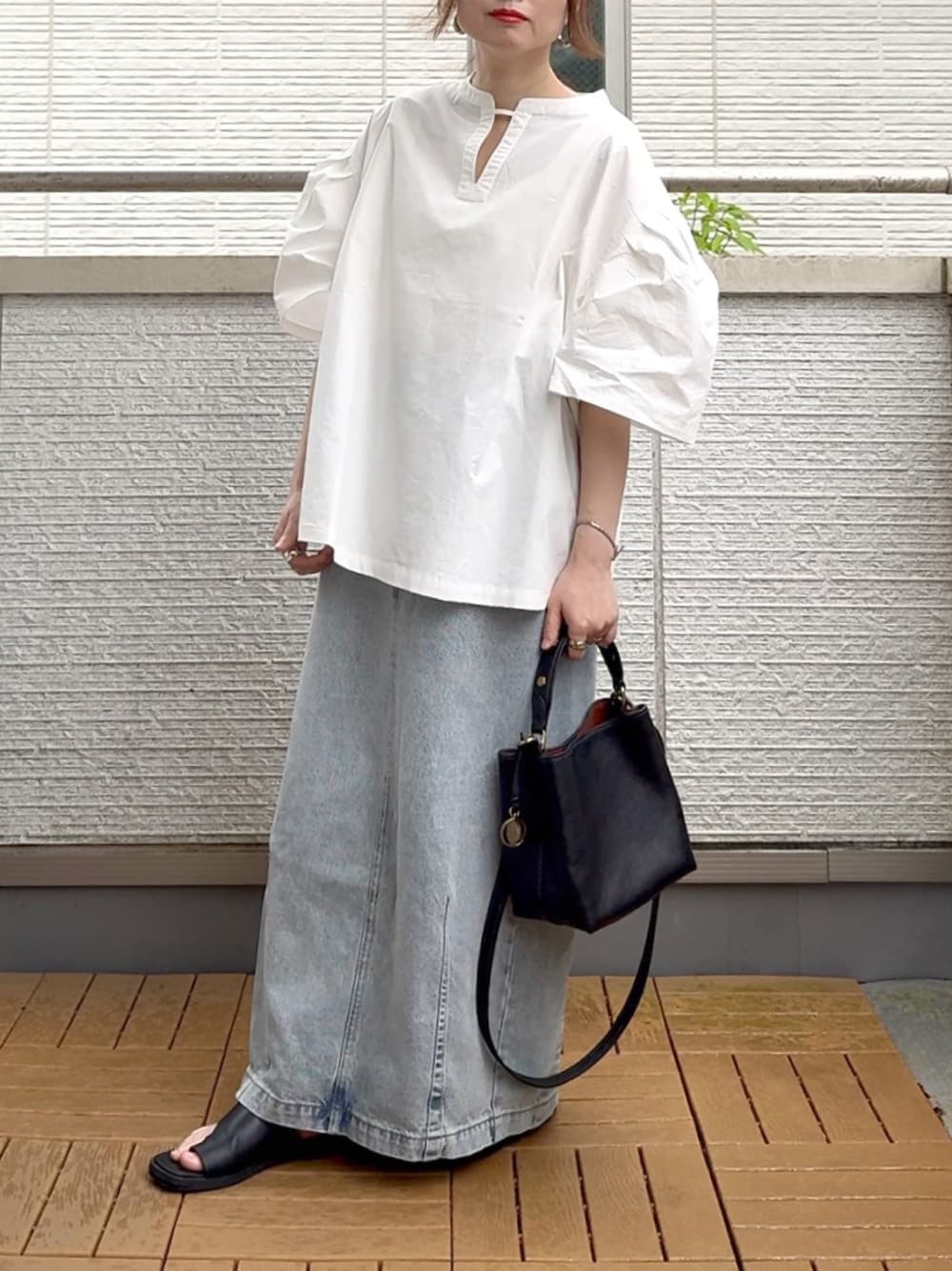 ホワイト系のシャツ/ブラウス、ブルー系のデニムスカート、ブラック系のショルダーバッグを着用したレディースの夏コーディネートの1枚目の写真