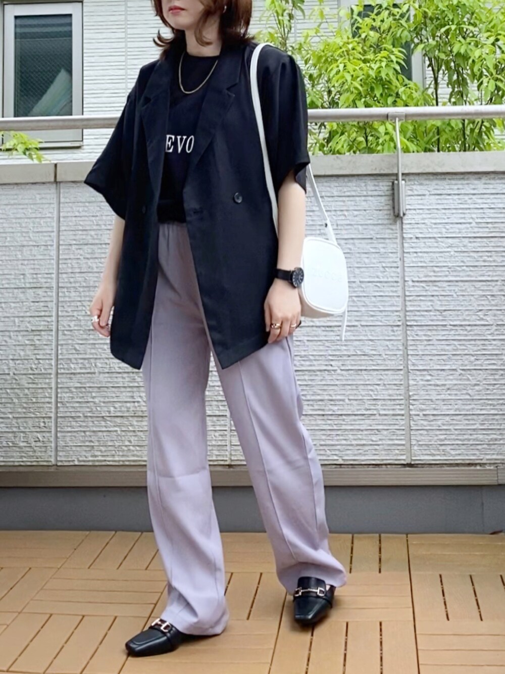 ブラック系のシャツ/ブラウス、ブラック系のTシャツ/カットソー、パープル系のTシャツ/カットソーを着用したレディースの春コーディネートの1枚目の写真