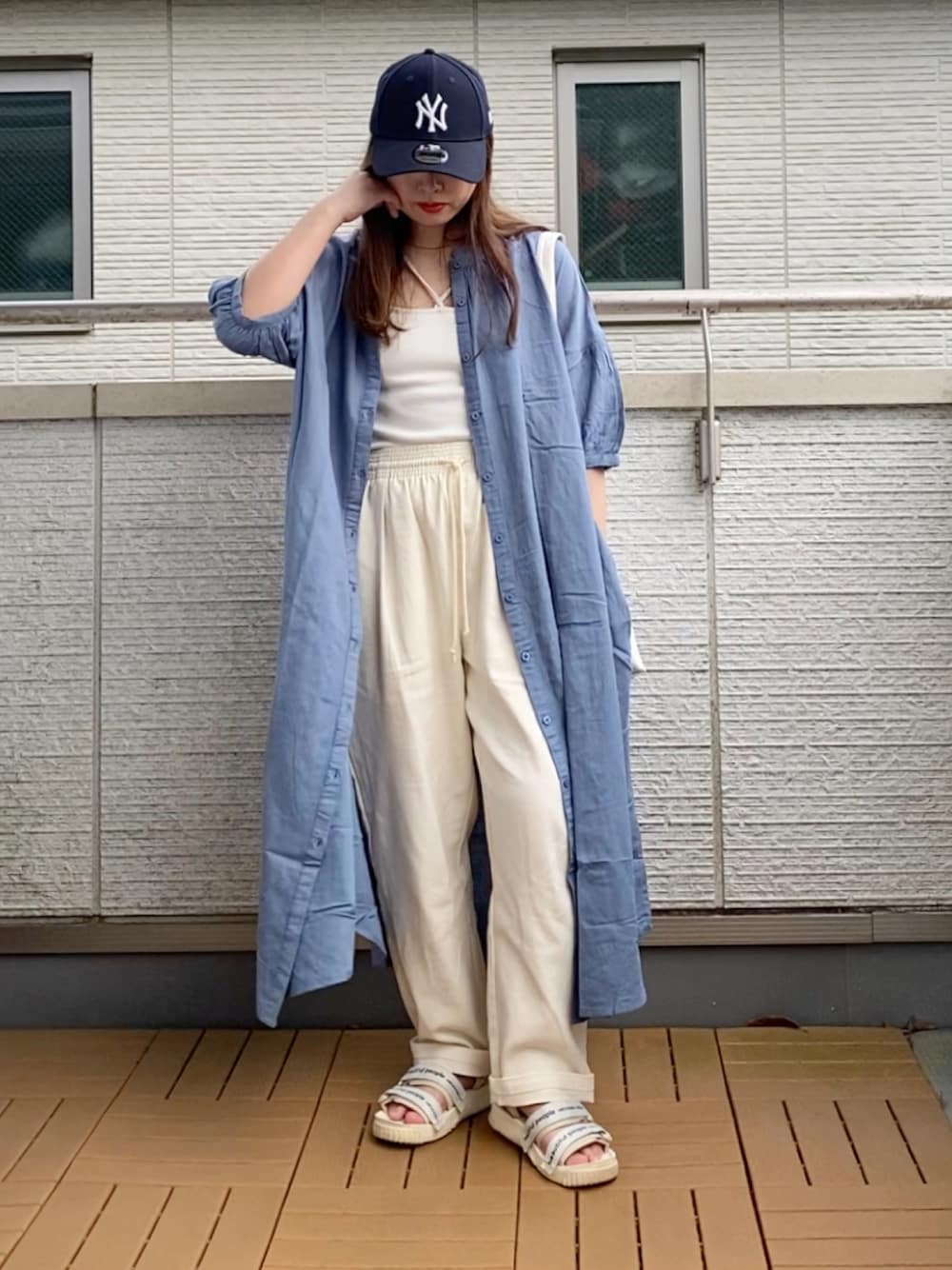 ブルー系のワンピース、ホワイト系のキャミソール、ホワイト系のその他パンツを着用したレディースの夏コーディネートの1枚目の写真