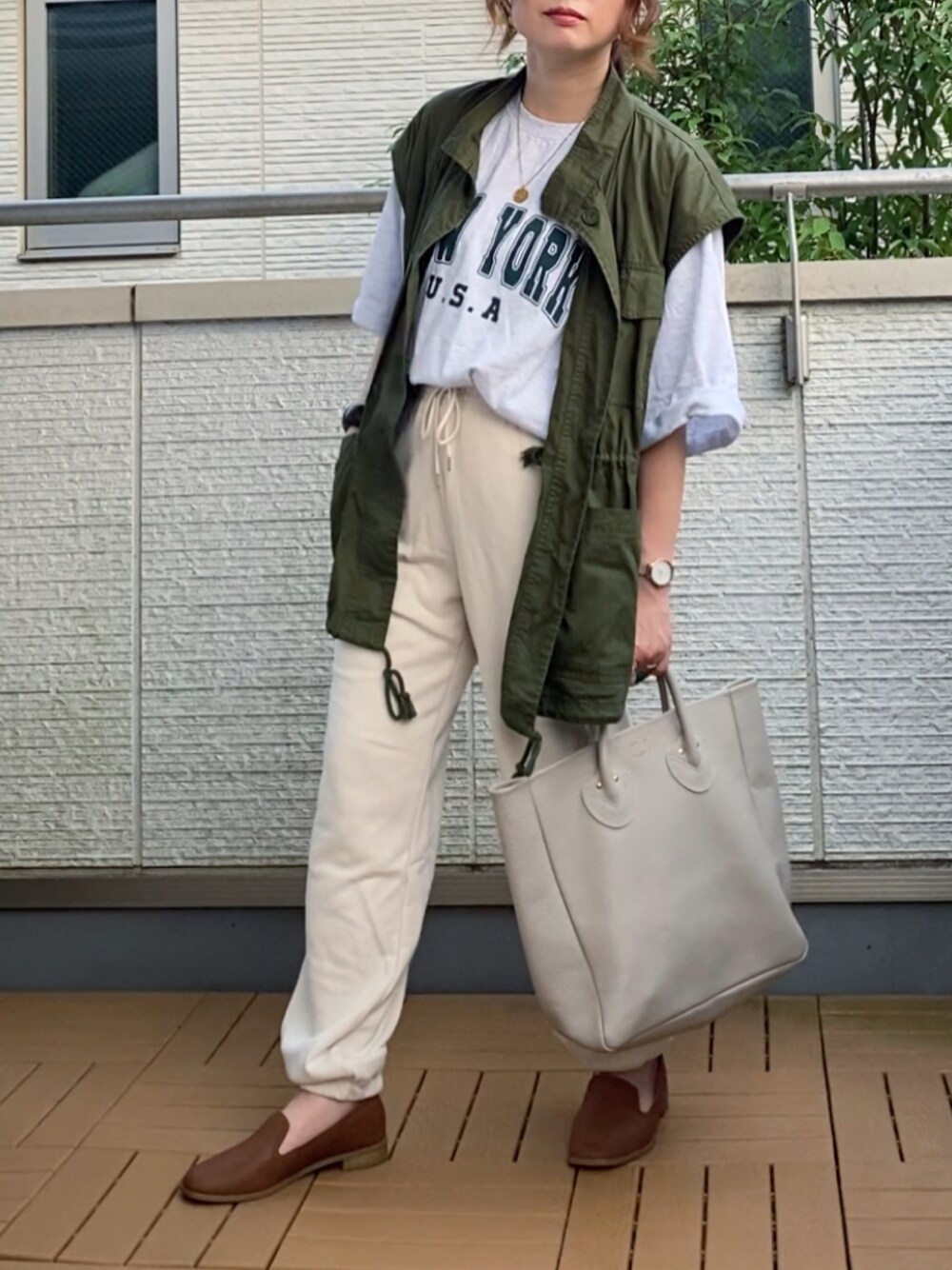 「tiptop、reca、clarks、クラークス、ミリタリーベスト、ジョガーパンツ、ロゴT、大人カジュアル、低身長、ローファー」｜「tiptopのミリタリーベスト（ベスト、グリーン系）」を使った、Kay-teeeさん（レディース・150cm）の夏コーディネートの1枚目の写真