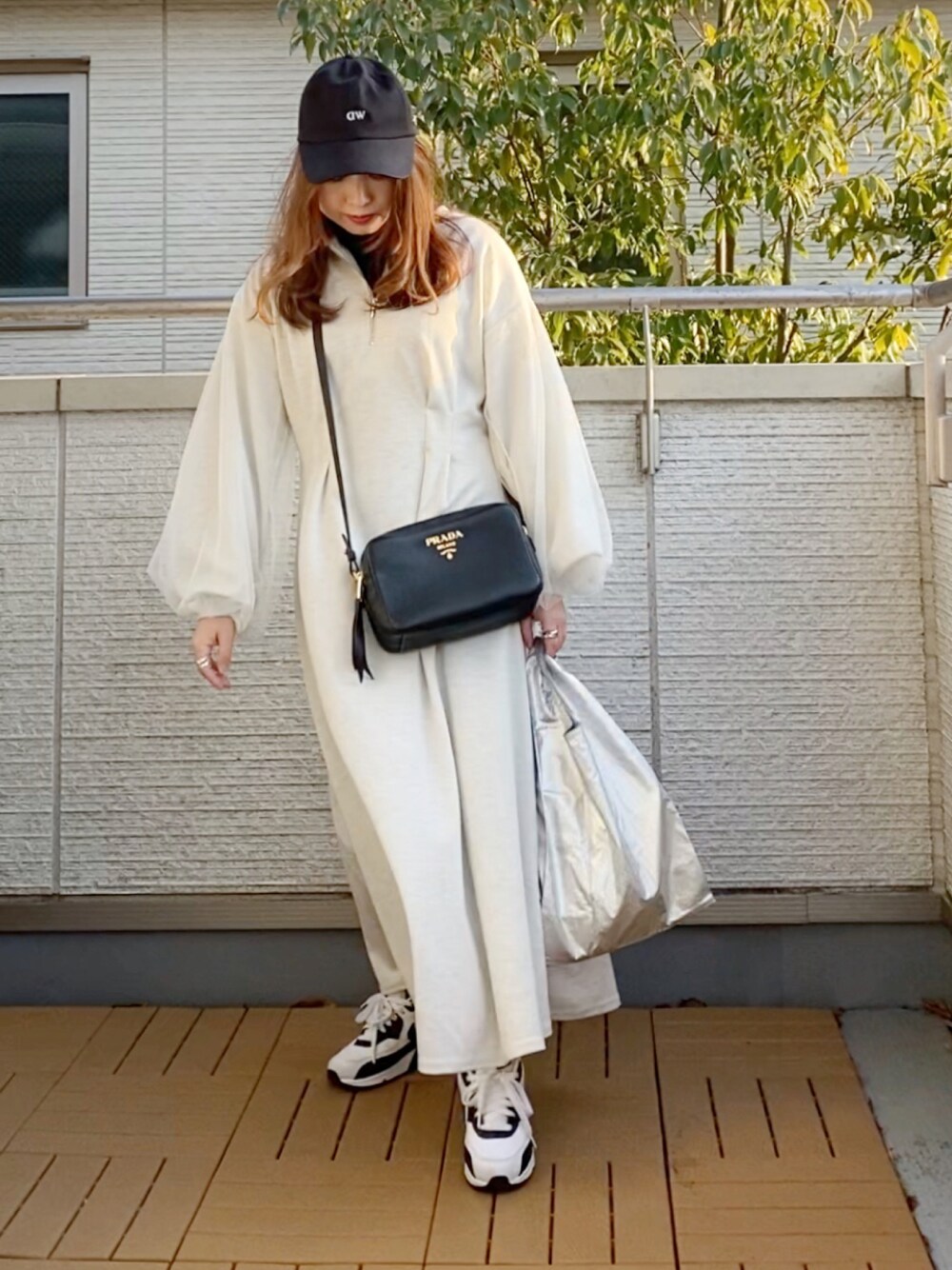 グレー系のワンピース、ブラック系のニット/セーター、その他のエコバッグ/サブバッグを着用したレディースの冬コーディネートの1枚目の写真