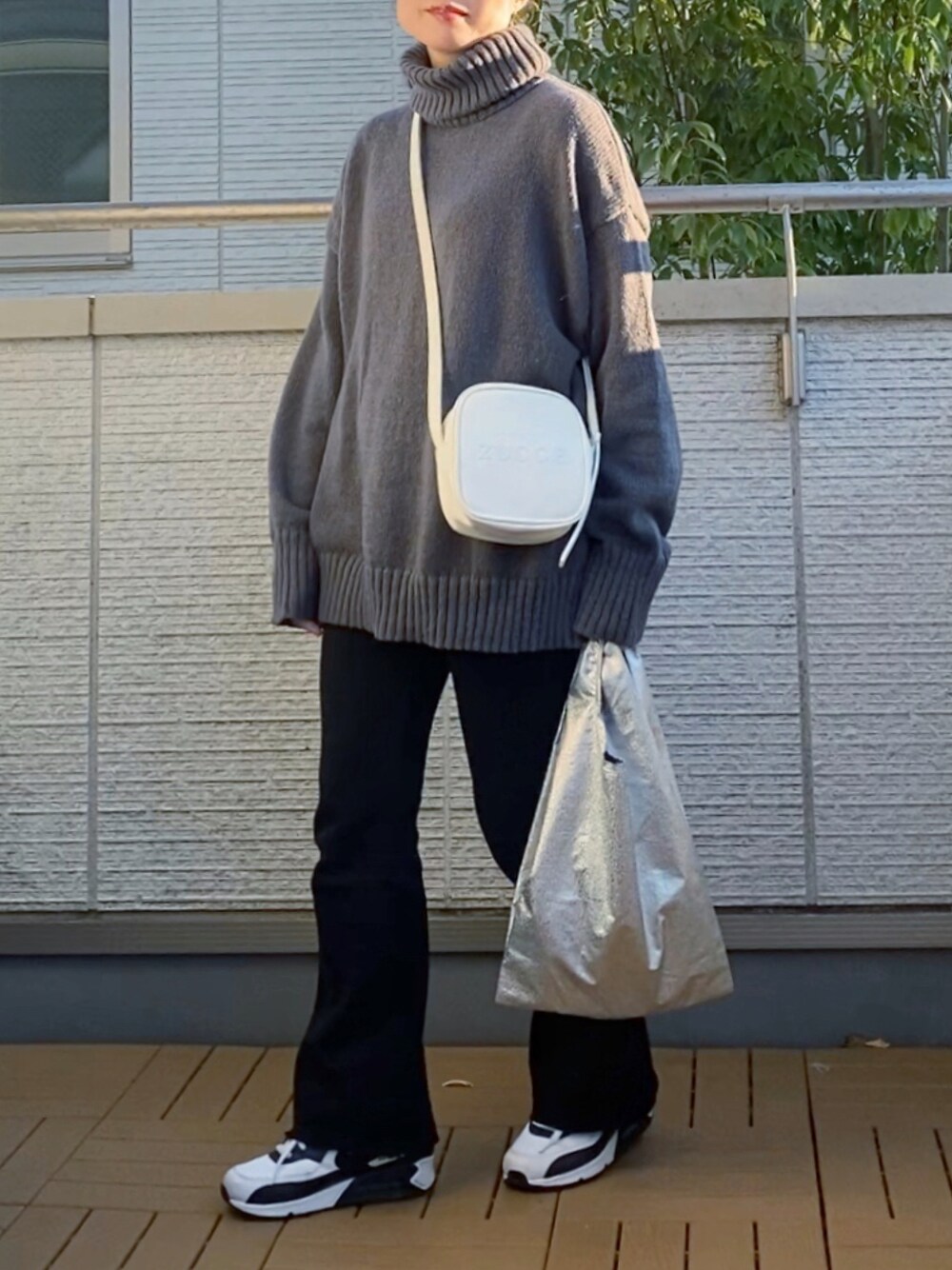 「タートルネック、ニット、フレアパンツ、ショルダーバッグ、スニーカー、モノトーン、大人カジュアル、低身長」｜「Chillfarのハイネックニット（ニット/セーター、グレー系）」を使った、Kay-teeeさん（レディース・150cm）の冬コーディネートの1枚目の写真