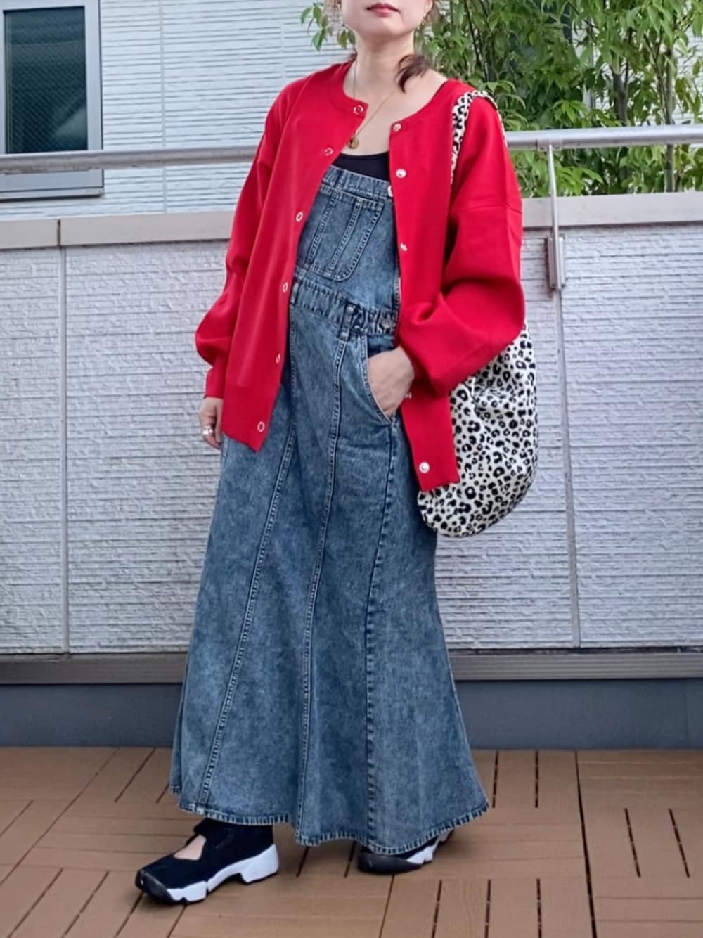 レッド系のカーディガン/ボレロ、ブルー系のジャンパースカート、ホワイト系のトートバッグを着用したレディースの夏コーディネートの1枚目の写真