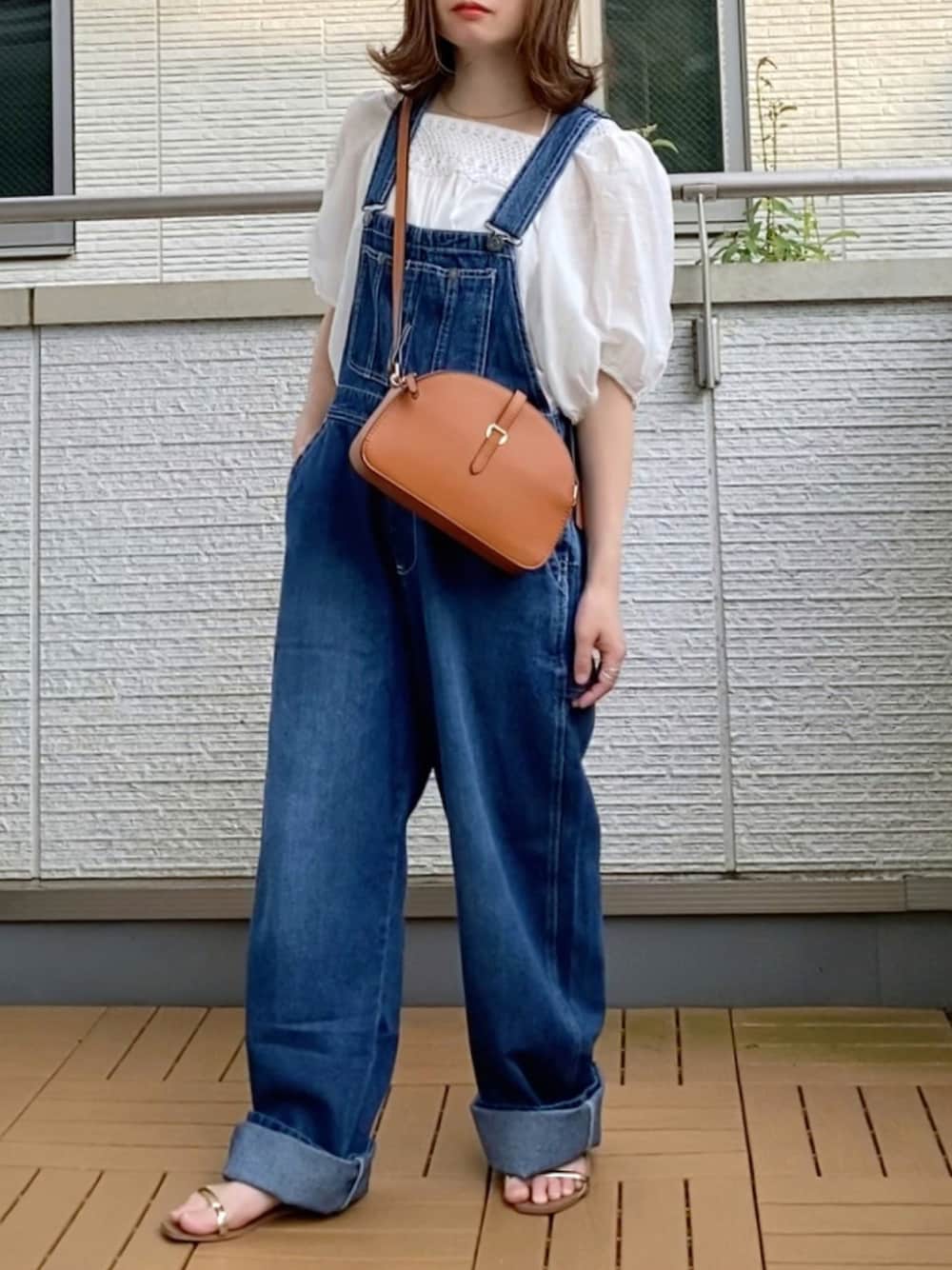 ホワイト系のシャツ/ブラウス、ブルー系のサロペット/オーバーオール、イエロー系のショルダーバッグを着用したレディースの夏コーディネートの1枚目の写真