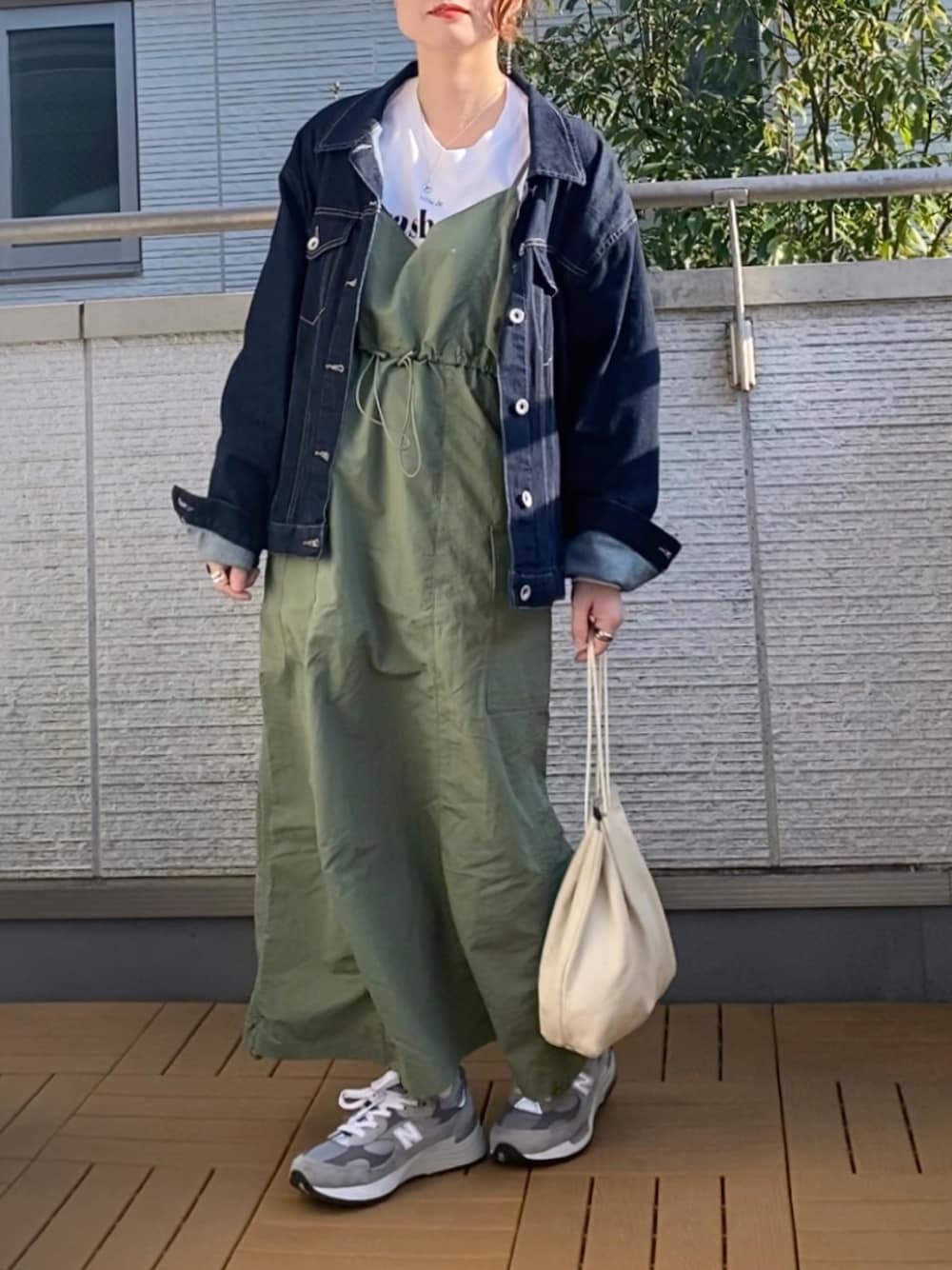 グリーン系のワンピース、ホワイト系のTシャツ/カットソー、ブルー系のデニムジャケットを着用したレディースの春コーディネートの1枚目の写真