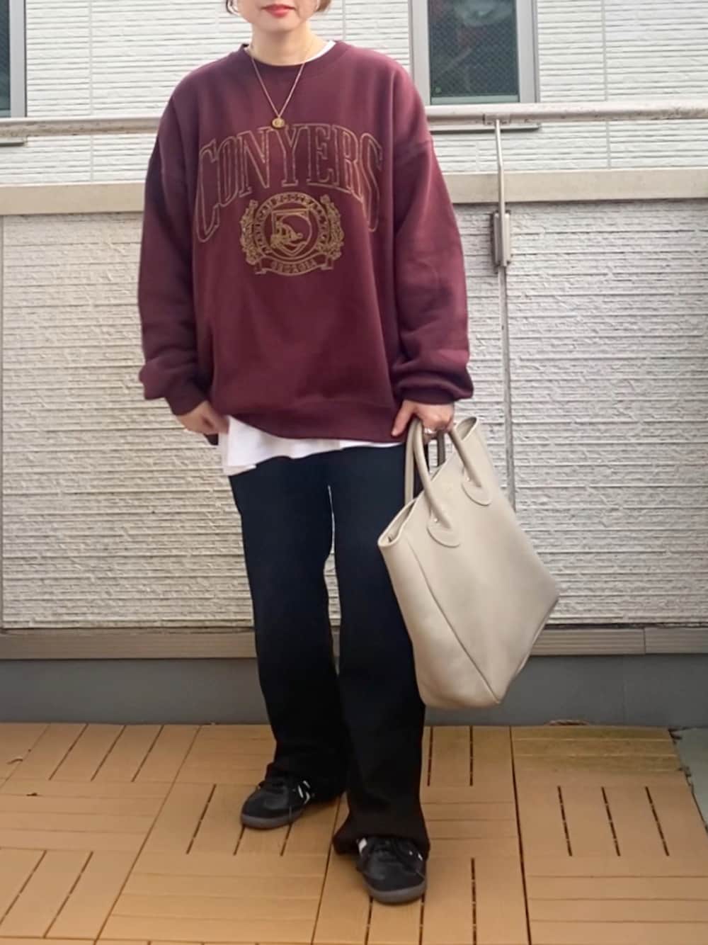 レッド系のスウェット、ブラック系のその他パンツ、ベージュ系のトートバッグを着用したレディースの秋コーディネートの1枚目の写真