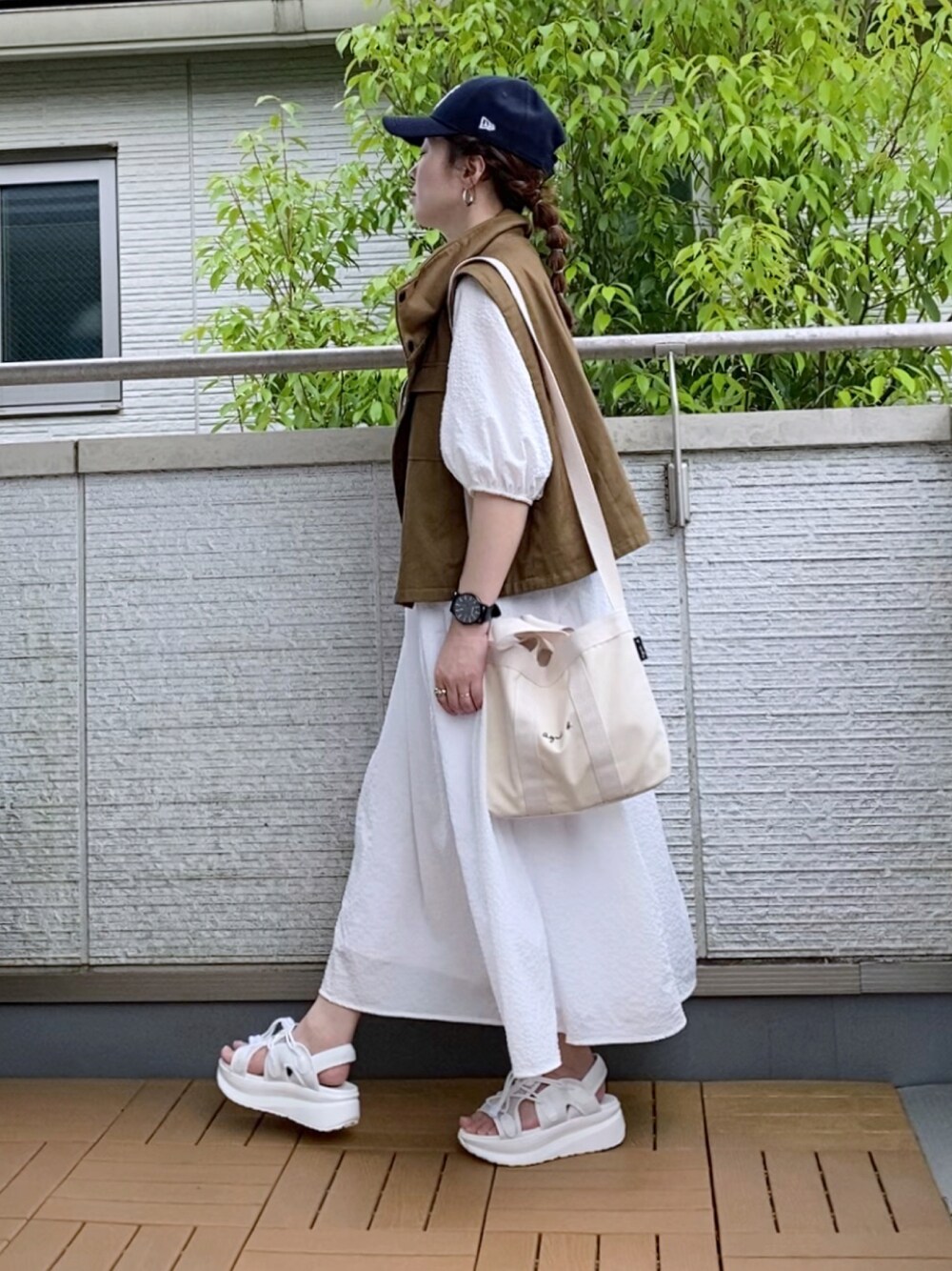 「Le temps riche、ロングワンピース、ベスト、厚底シューズ、キャップ、大人カジュアル、低身長」｜「Le temps richeのウエストドロストロングワンピース　＜Le temps riche＞（ワンピース、ホワイト系）」を使った、Kay-teeeさん（レディース・150cm）の夏コーディネートの1枚目の写真