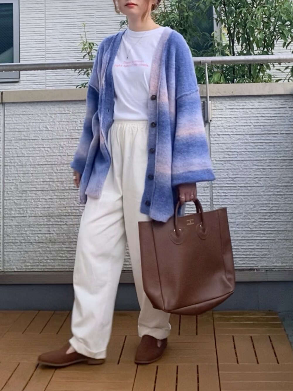 ブルー系のカーディガン/ボレロ、ピンク系のTシャツ/カットソー、ホワイト系のその他パンツを着用したレディースの秋コーディネートの1枚目の写真