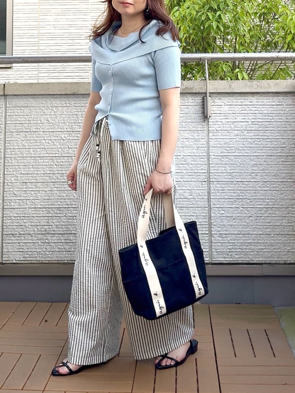ホワイト系のその他パンツ、ブルー系のニット/セーターを着用したレディースの夏コーディネートの1枚目の写真