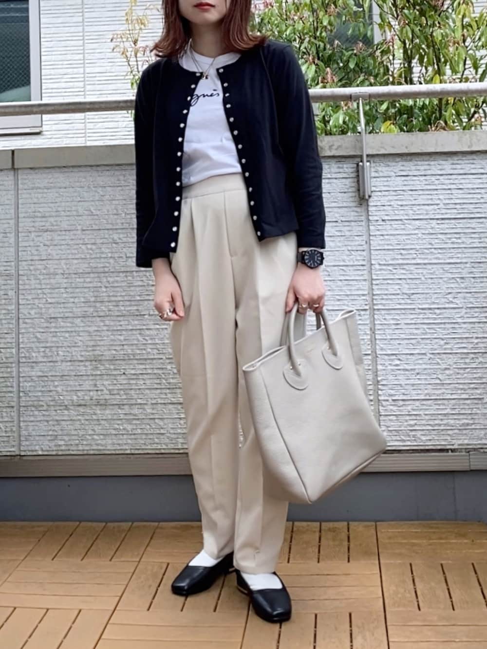 ブラック系のカーディガン/ボレロ、ベージュ系のその他パンツ、ベージュ系のトートバッグを着用したレディースの春コーディネートの1枚目の写真
