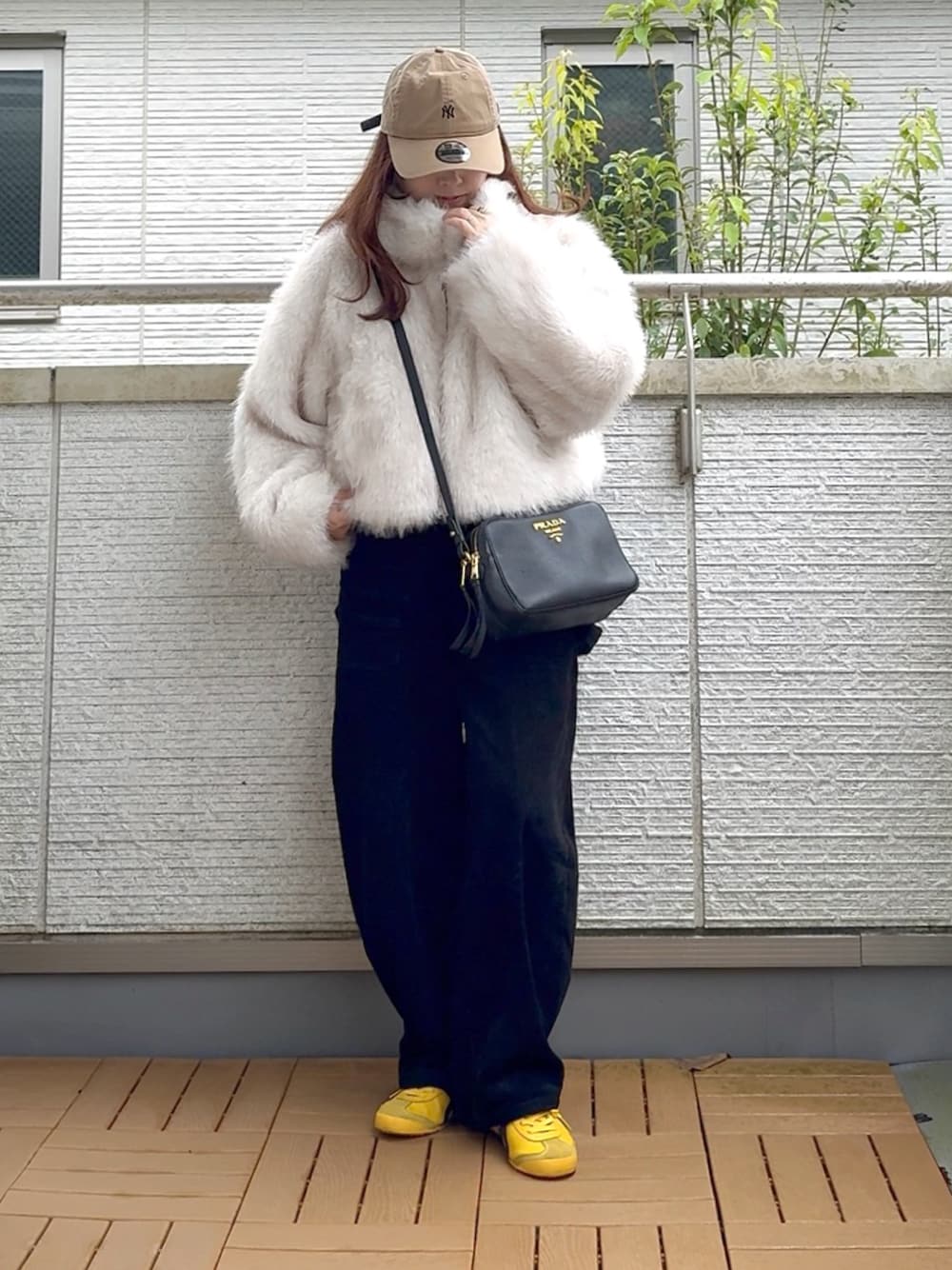 ホワイト系のブルゾン、ブラック系のその他パンツ、イエロー系のスニーカーを着用したレディースの秋コーディネートの1枚目の写真