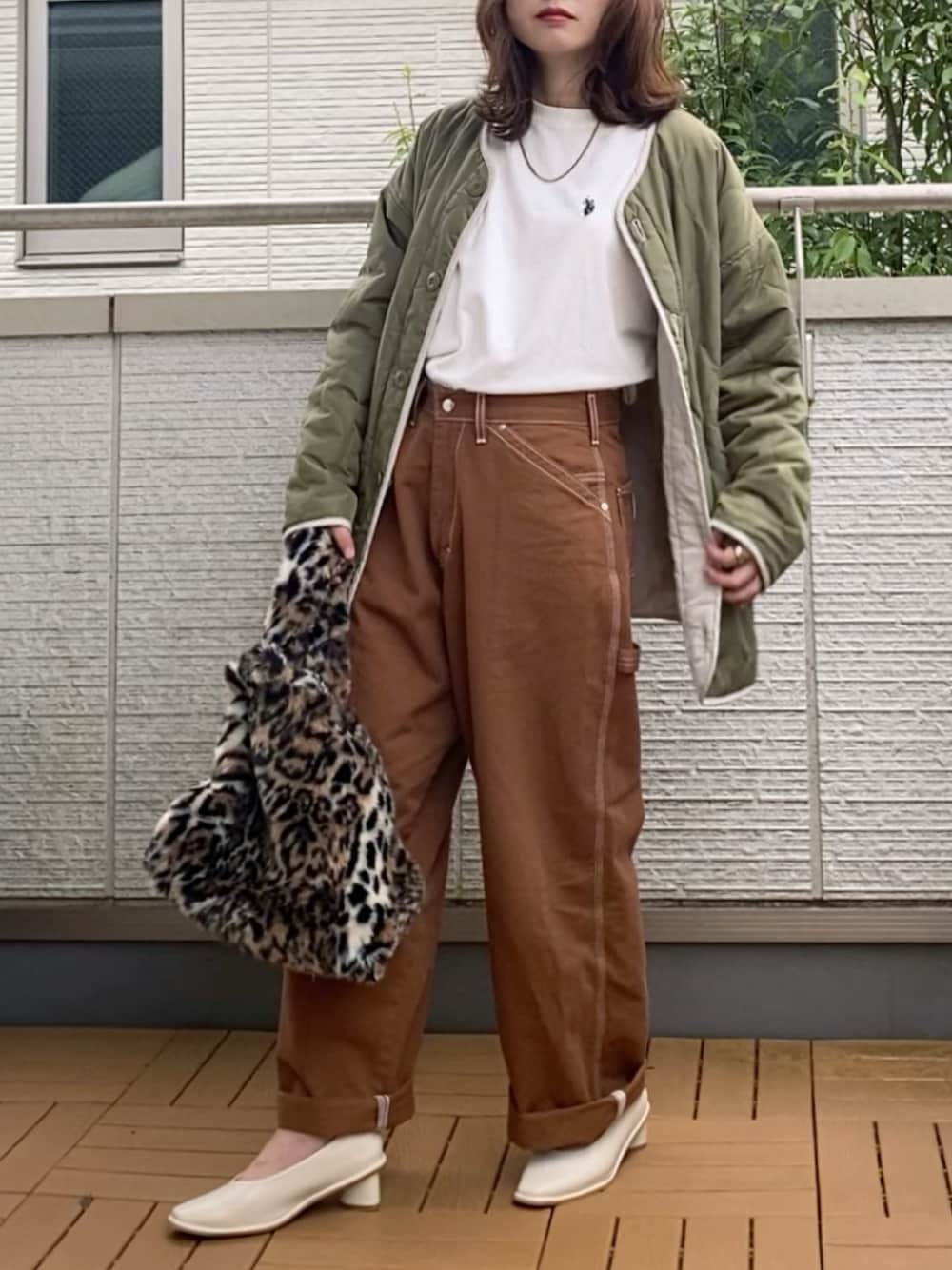 グリーン系のノーカラージャケット、ホワイト系のTシャツ/カットソー、ブラウン系のデニムパンツを着用したレディースの秋コーディネートの1枚目の写真