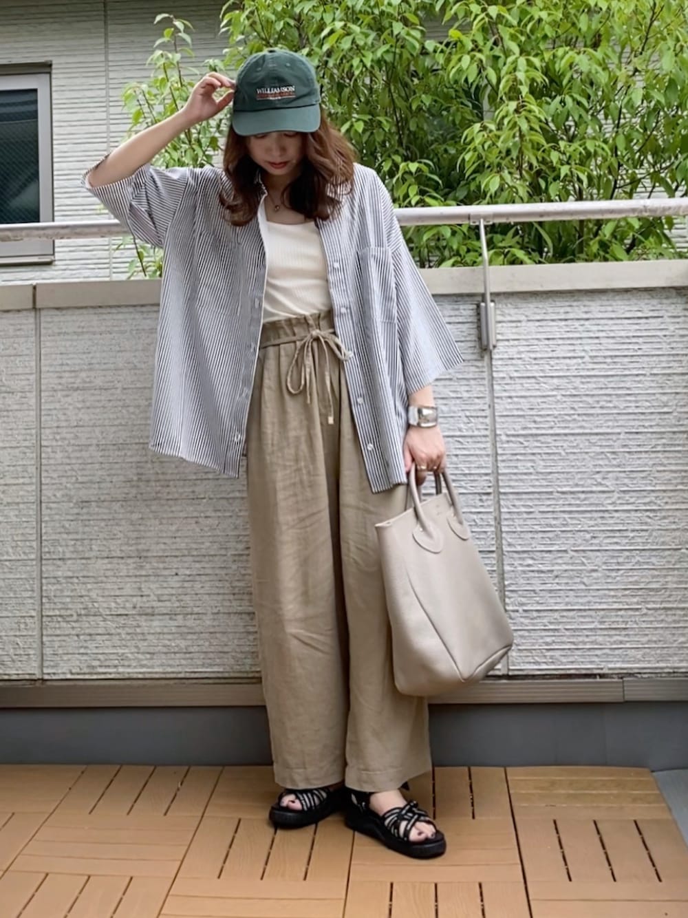 その他のシャツ/ブラウス、ホワイト系のタンクトップ、ベージュ系のその他パンツを着用したレディースの夏コーディネートの1枚目の写真