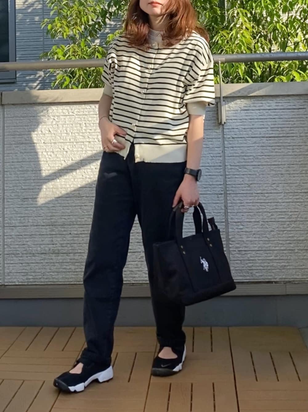 ホワイト系のカーディガン/ボレロ、ブラック系のその他パンツ、ブラック系のトートバッグを着用したレディースの春コーディネートの1枚目の写真