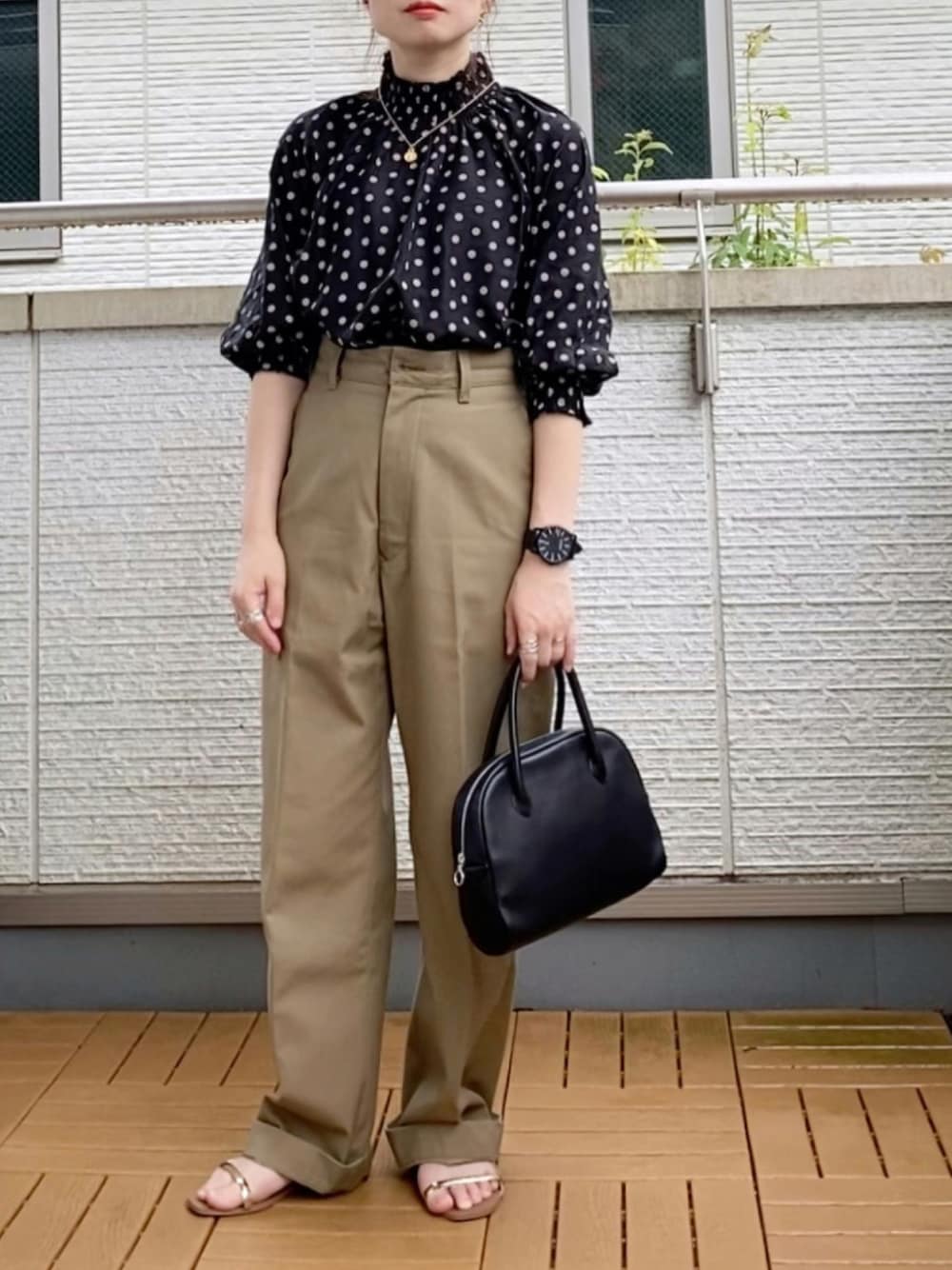 ブラック系のTシャツ/カットソー、ベージュ系のチノパンツ、ブラック系のバッグを着用したレディースの夏コーディネートの1枚目の写真