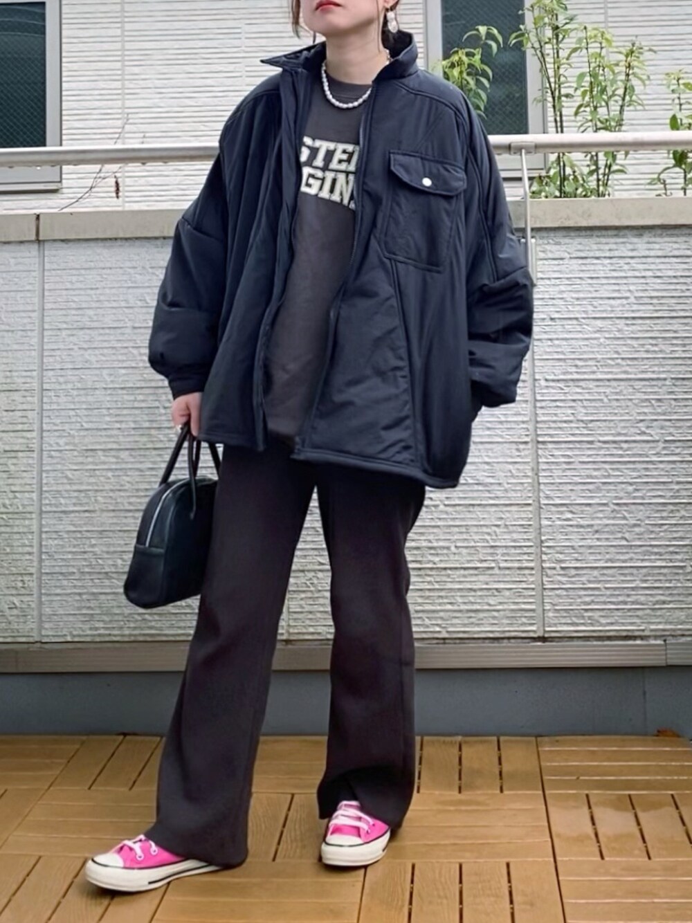 「ロゴスウェット、リブパンツ、コンバース、ピンク、パールネックレス、大人カジュアル、低身長、モノトーン」｜「FIG&VIPERの切替デザインBIG中綿JK（その他アウター、ブラック系）」を使った、Kay-teeeさん（レディース・150cm）の春コーディネートの1枚目の写真