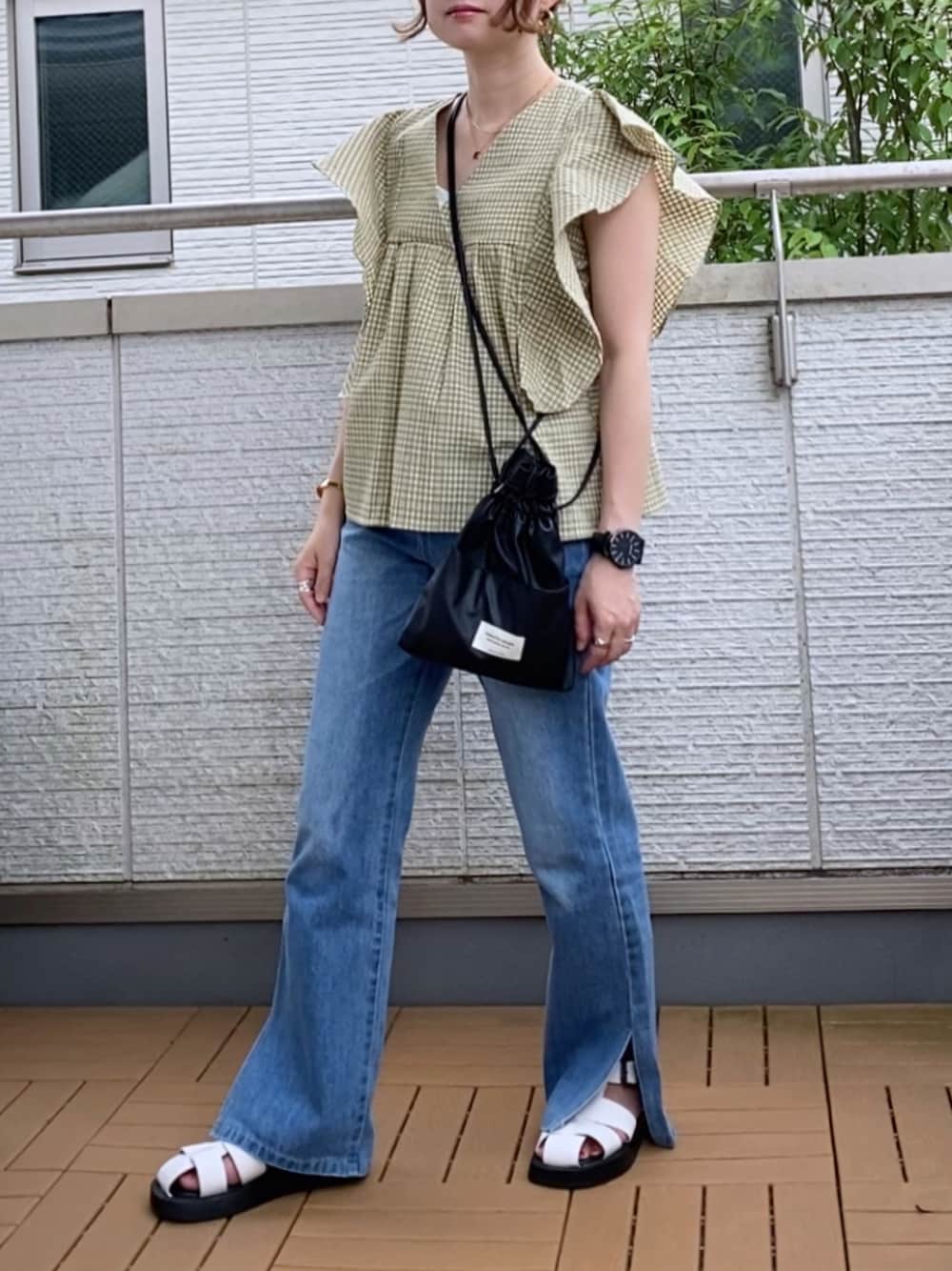 ベージュ系のシャツ/ブラウス、ブルー系のデニムパンツ、ブラック系のショルダーバッグを着用したレディースの夏コーディネートの1枚目の写真