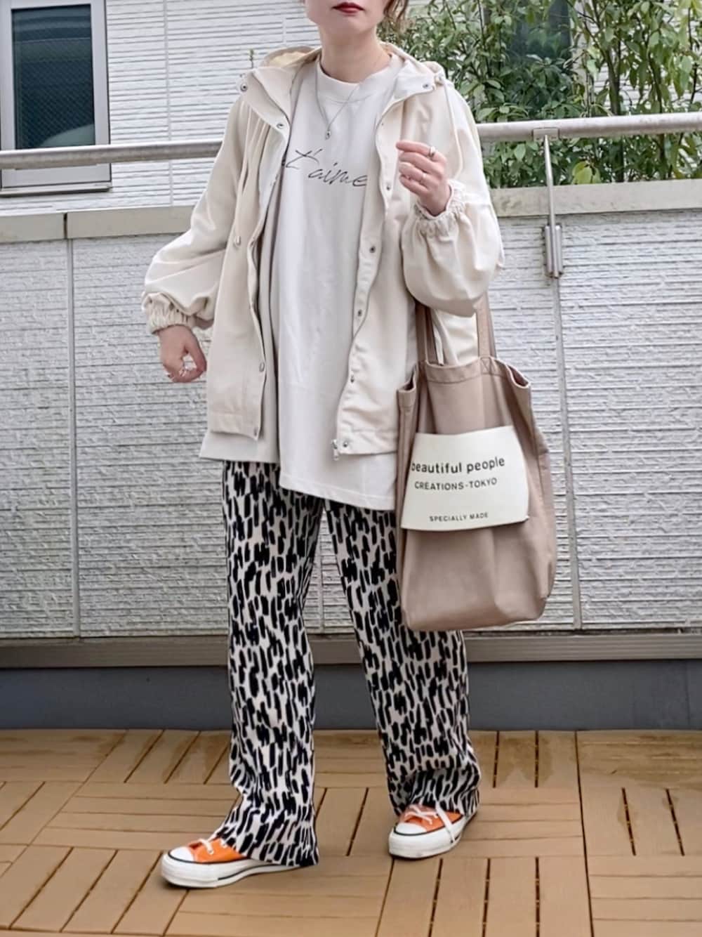 ホワイト系のマウンテンパーカー、ホワイト系のスウェット、ホワイト系のその他パンツを着用したレディースの春コーディネートの1枚目の写真