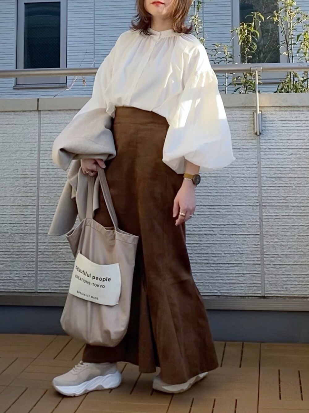「toucher du brise、Chillfar、ボリュームスリーブ、マーメイドスカート、レザースカート、スニーカー、大人カジュアル、低身長」｜「Chillfarのスエードマーメイドスカート（スカート、ブラウン系）」を使った、Kay-teeeさん（レディース・150cm）の冬コーディネートの1枚目の写真