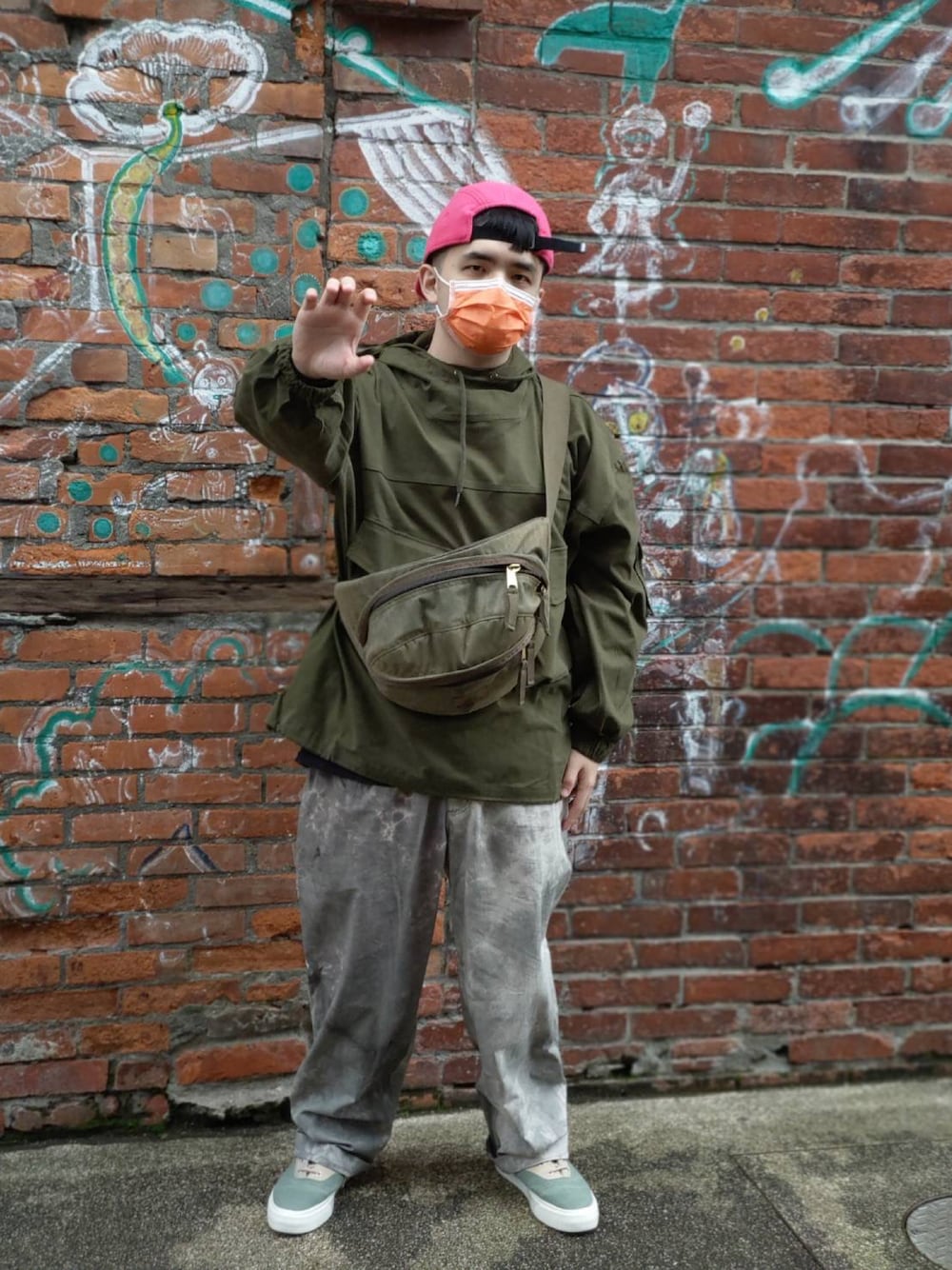 「tiger、Taiwan、TAIPEI、CNY、converse、kicks」｜「CONVERSEのアイテム（スニーカー、グリーン系）」を使った、游肥  Yuさん（メンズ・165cm）の冬コーディネートの1枚目の写真