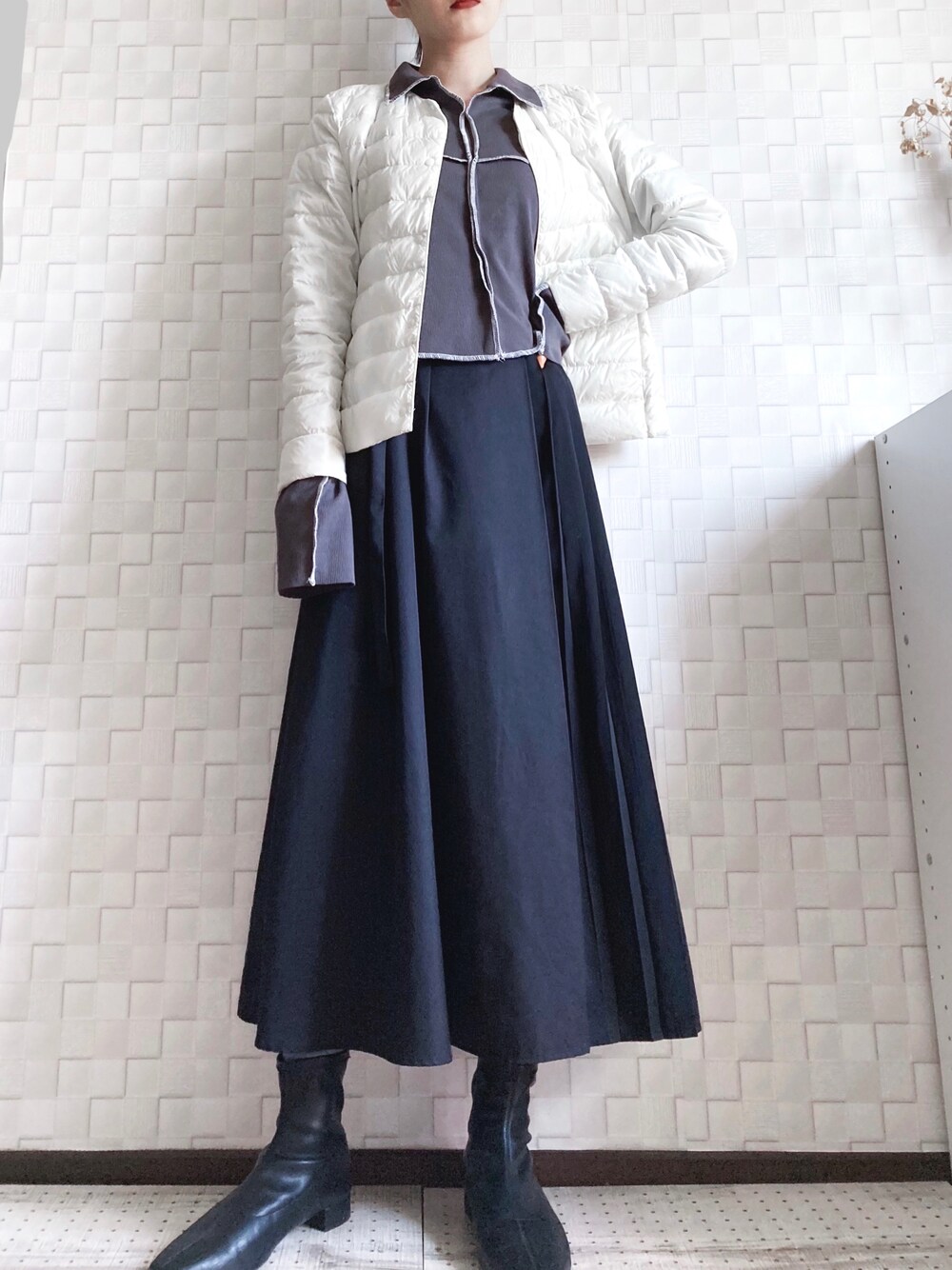 グレー系のシャツ/ブラウス、ホワイト系のダウンジャケット/コート、ブラック系のブーツを着用したレディースの冬コーディネートの1枚目の写真