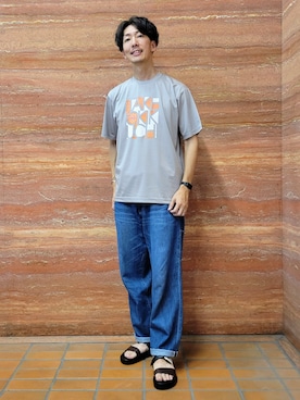 「TAKEO KIKUCHI（タケオキクチ）のロゴグラフィック プリントTシャツ（Tシャツ/カットソー、グレー系）」を使った、piroya619さん（メンズ）の夏コーディネート