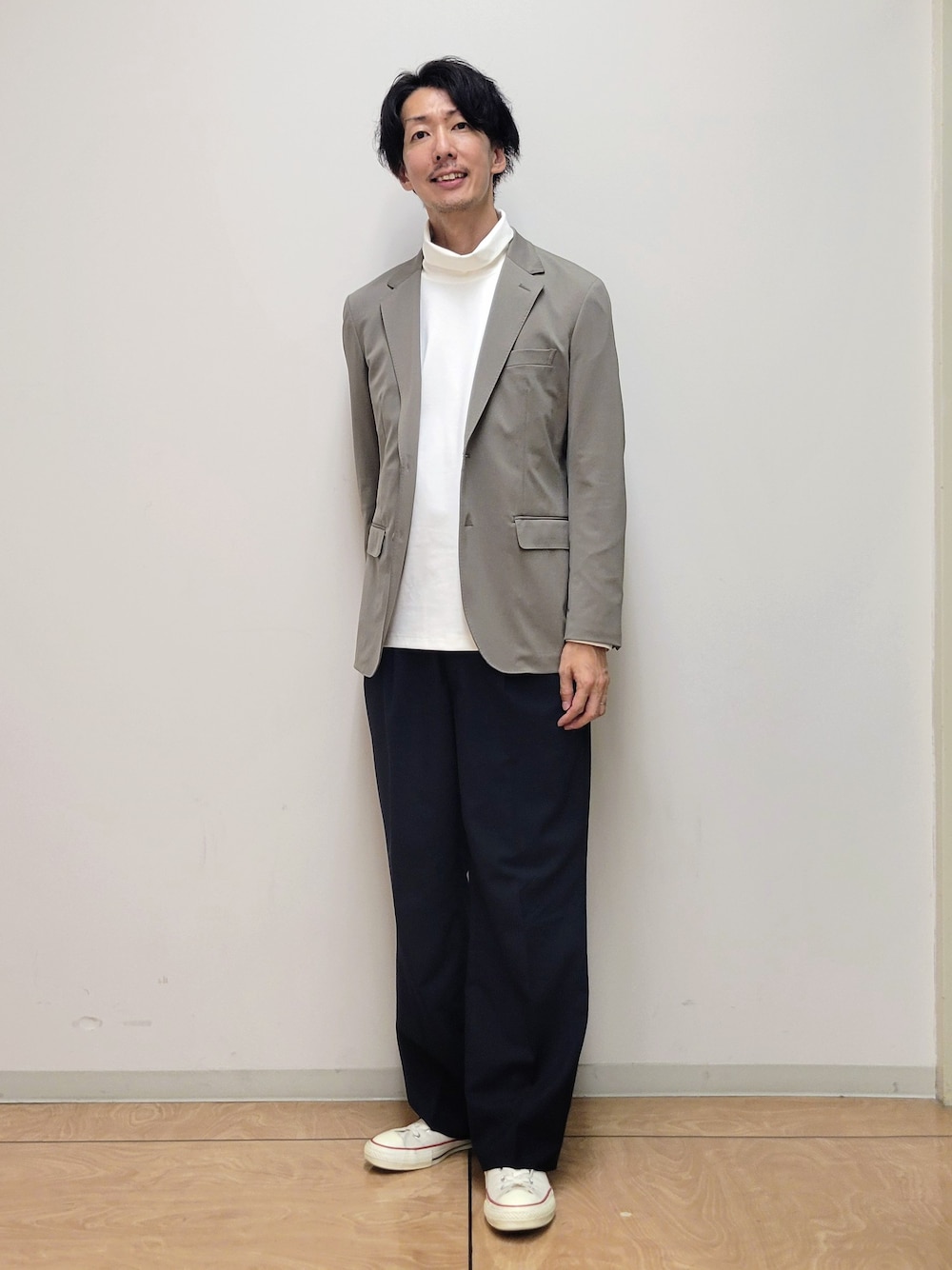 ベージュ系のテーラードジャケット、ホワイト系のTシャツ/カットソーを着用したメンズの秋コーディネートの1枚目の写真