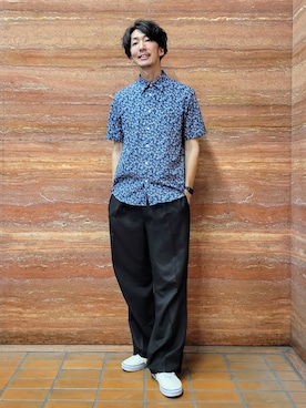 「TAKEO KIKUCHI（タケオキクチ）のリップル小花シャツ（シャツ/ブラウス、ブルー系）」を使った、piroya619さん（メンズ）の夏コーディネート