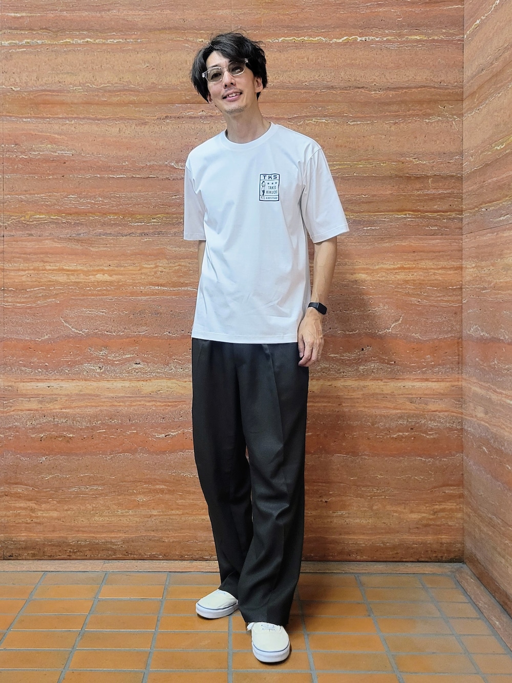ホワイト系のTシャツ/カットソー、その他のサングラスを着用したメンズの夏コーディネートの1枚目の写真