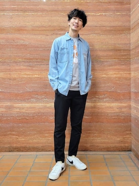「TAKEO KIKUCHI（タケオキクチ）の【BOWLER HAT LABEL】Tエンブレム デニムシャツ（シャツ/ブラウス、ブルー系）」を使った、piroya619さん（メンズ）の春コーディネート