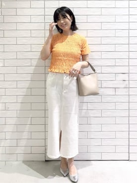 「アイテム（デニムスカート、ホワイト系）」を使った、しおりさん（レディース・160cm）の春コーディネート