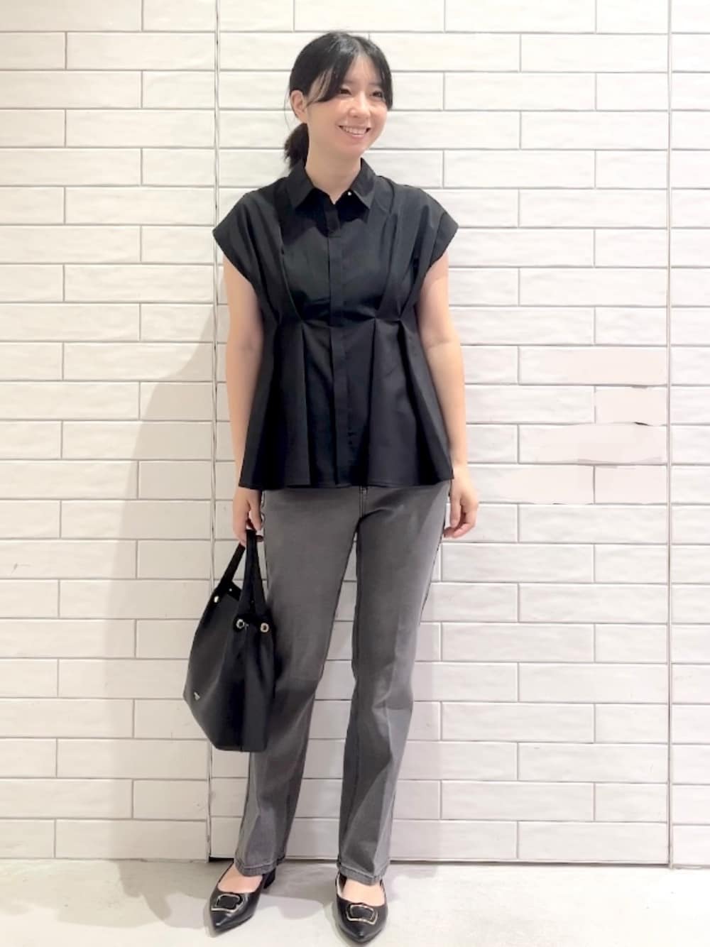 ブラック系のシャツ/ブラウス、グレー系のデニムパンツ、ブラック系のパンプスを着用したレディースの夏コーディネートの1枚目の写真