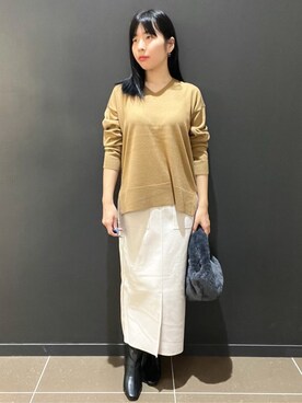 「OPAQUE.CLIP（オペークドットクリップ）のVネックニット/エクストラファインメリノウール【THEシリーズ/洗濯機OK】（Knitwear、イエロー系）」を使った、yunさん（レディース・155cm）の冬コーディネート