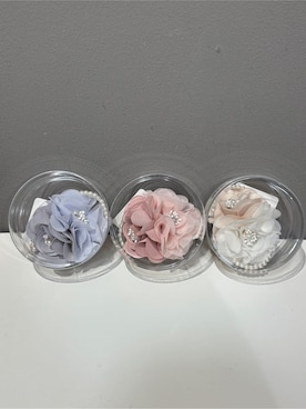 「SHOO・LA・RUE（シューラルー）の【セレモニー】上品に彩る ダブルフラワーコサージュ（ブローチ/コサージュ、グレー系）」を使った、yamaさん（レディース）の冬コーディネート