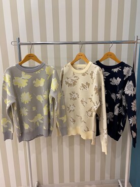 「SHOO・LA・RUE（シューラルー）の【洗濯機可/S-LL】ゆるシルエット 甘すぎない　大人の花柄もちもちニット（ニット/セーター、グレー系）」を使った、ゆうゆうさん（レディース・153cm）の冬コーディネート