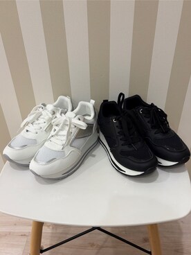 「SHOO・LA・RUE（シューラルー）のヒールアップスニーカー（スニーカー、ブラック系）」を使った、ゆうゆうさん（レディース・153cm）の春コーディネート