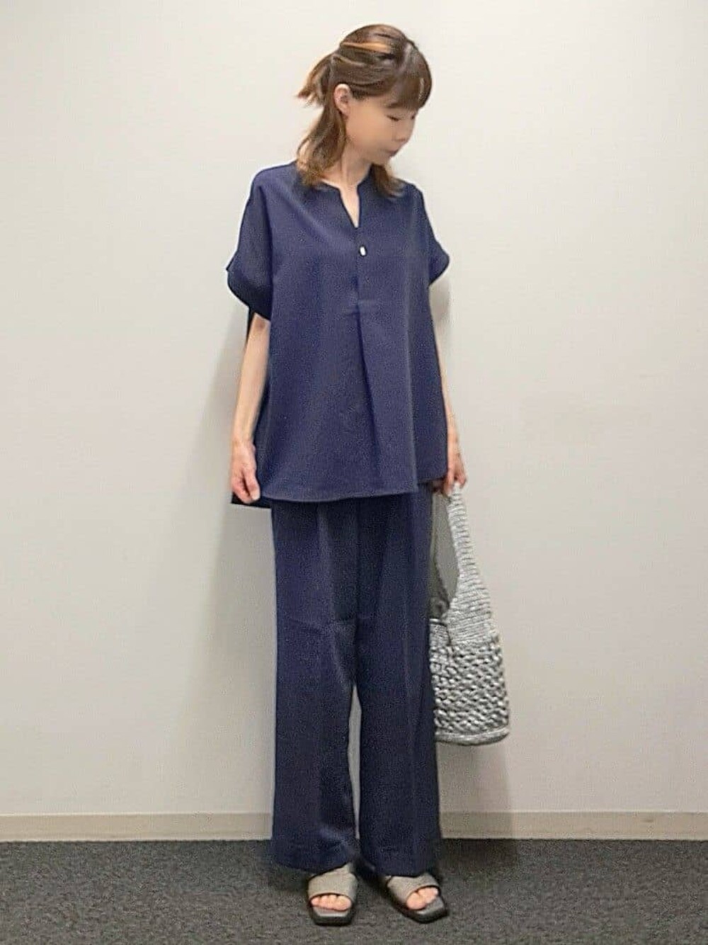 ブルー系のシャツ/ブラウス、ブルー系のその他パンツ、シルバー系のショルダーバッグを着用したレディースの春コーディネートの1枚目の写真
