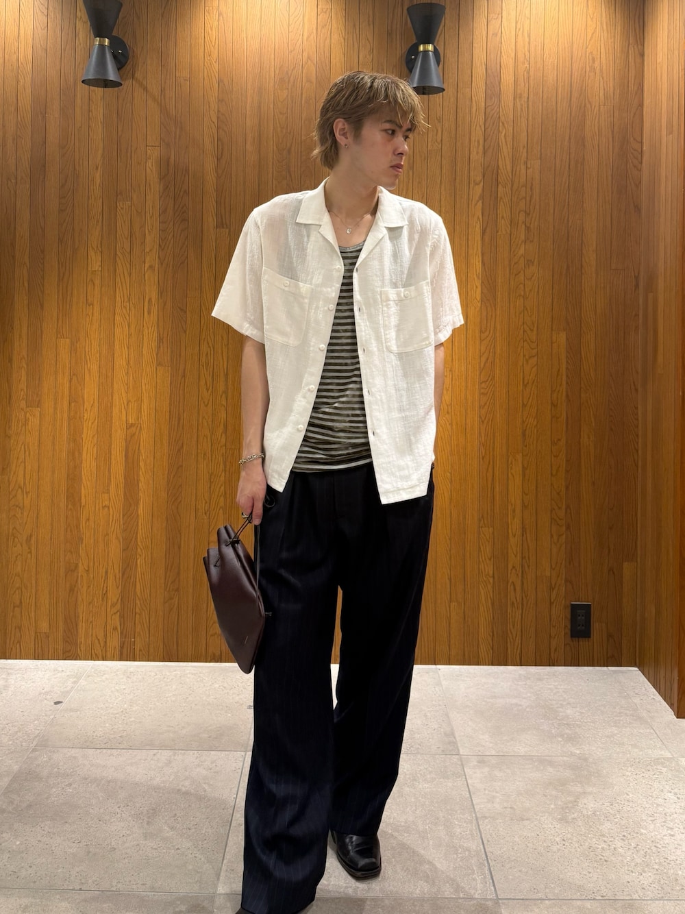 ホワイト系のシャツ/ブラウス、ブルー系のその他パンツ、レッド系のショルダーバッグを着用したメンズの夏コーディネートの1枚目の写真