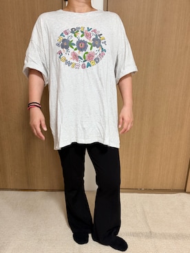 「DISCOAT（ディスコート）の【ユニセックス】フラワーモチーフ刺繍ロゴTシャツ（Tシャツ/カットソー、グレー系）」を使った、3児ママのリアルコーデさん（レディース・150cm）の夏コーディネート